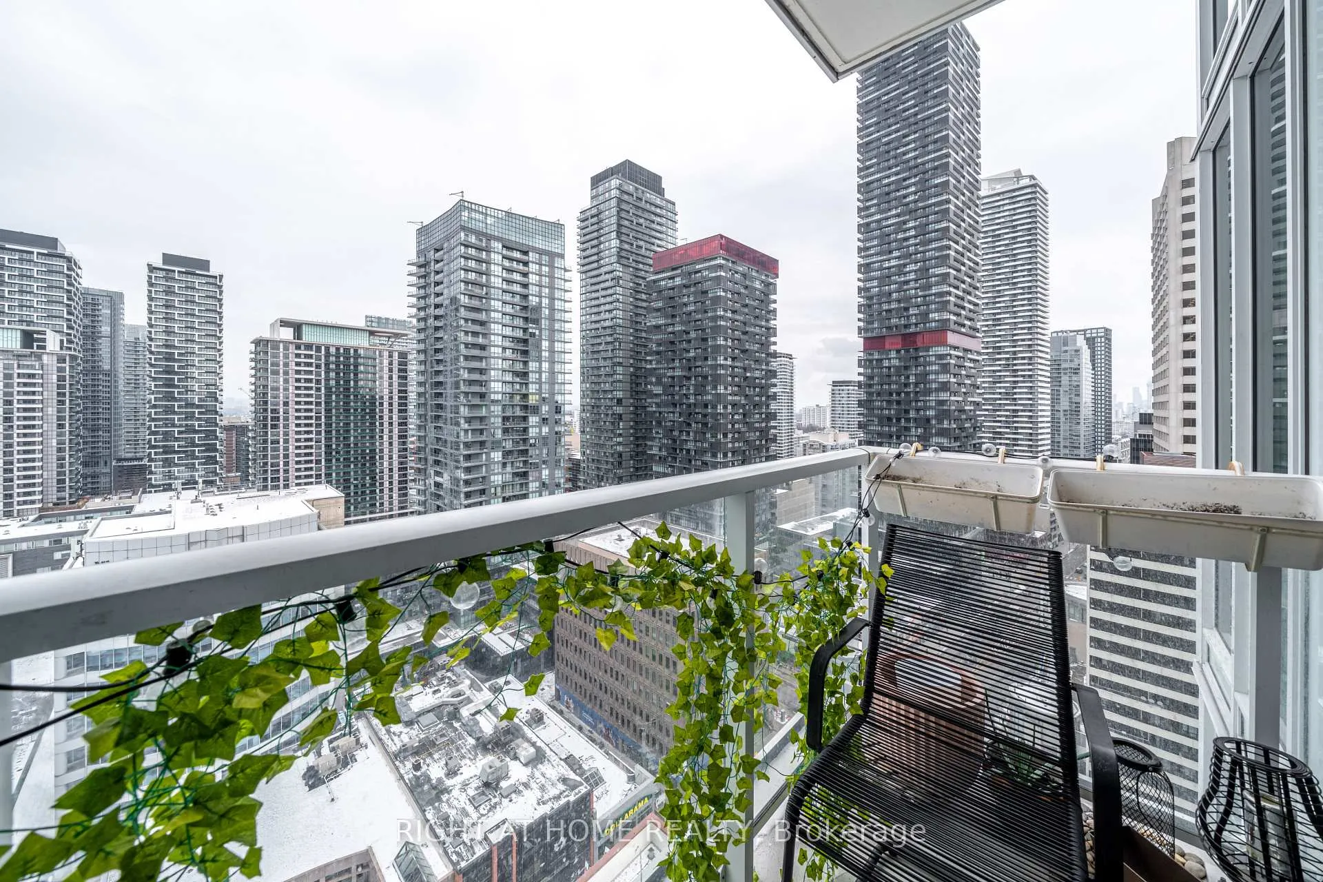 Photo 10 of Unit 1806, 33 Helendale Avenue, Toronto, Yonge-Eglinton — HOMEH