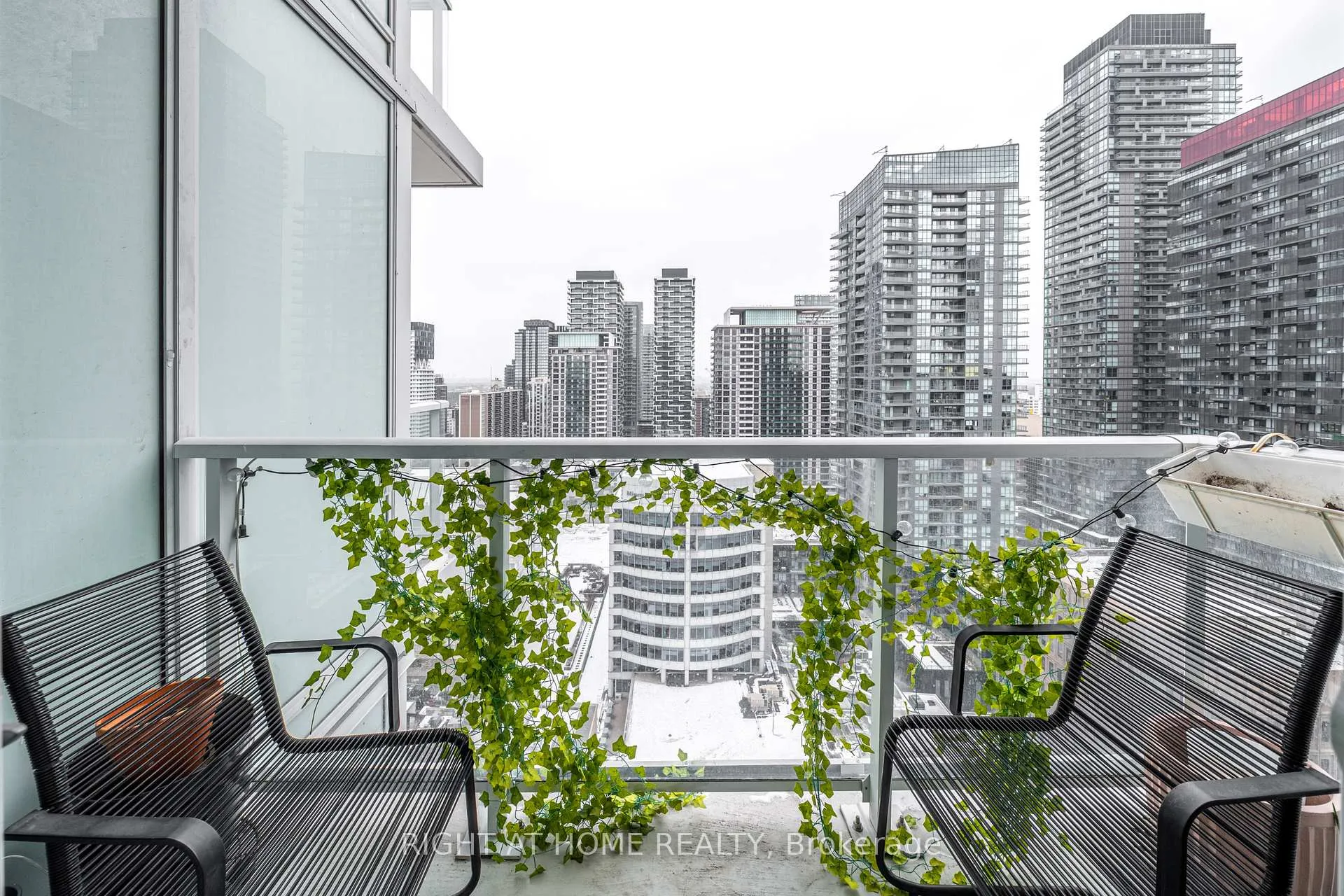 Photo 11 of Unit 1806, 33 Helendale Avenue, Toronto, Yonge-Eglinton — HOMEH