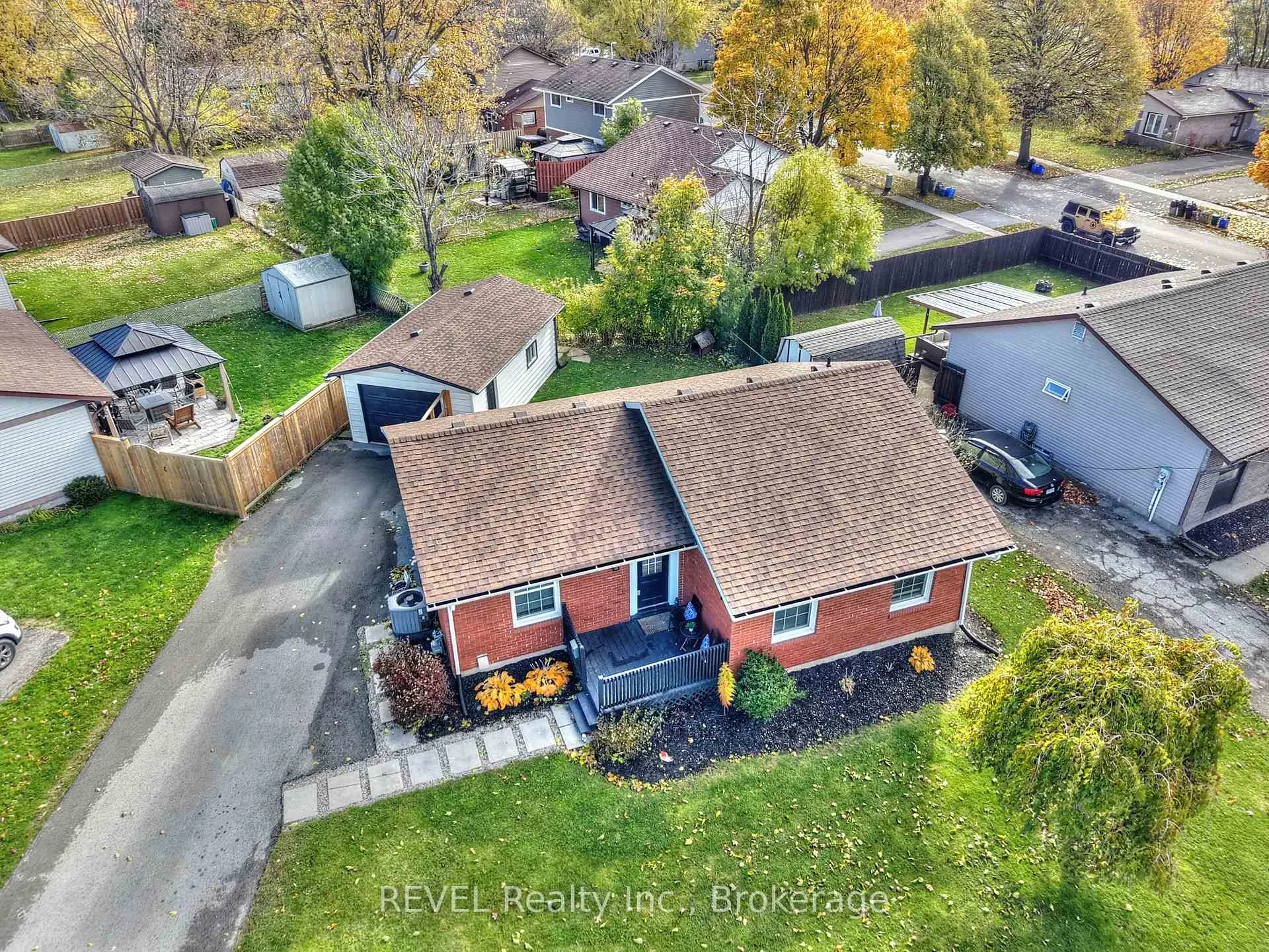 Photo 2 of 11 Newleaf Crescent, Welland, N. Welland — HOMEH