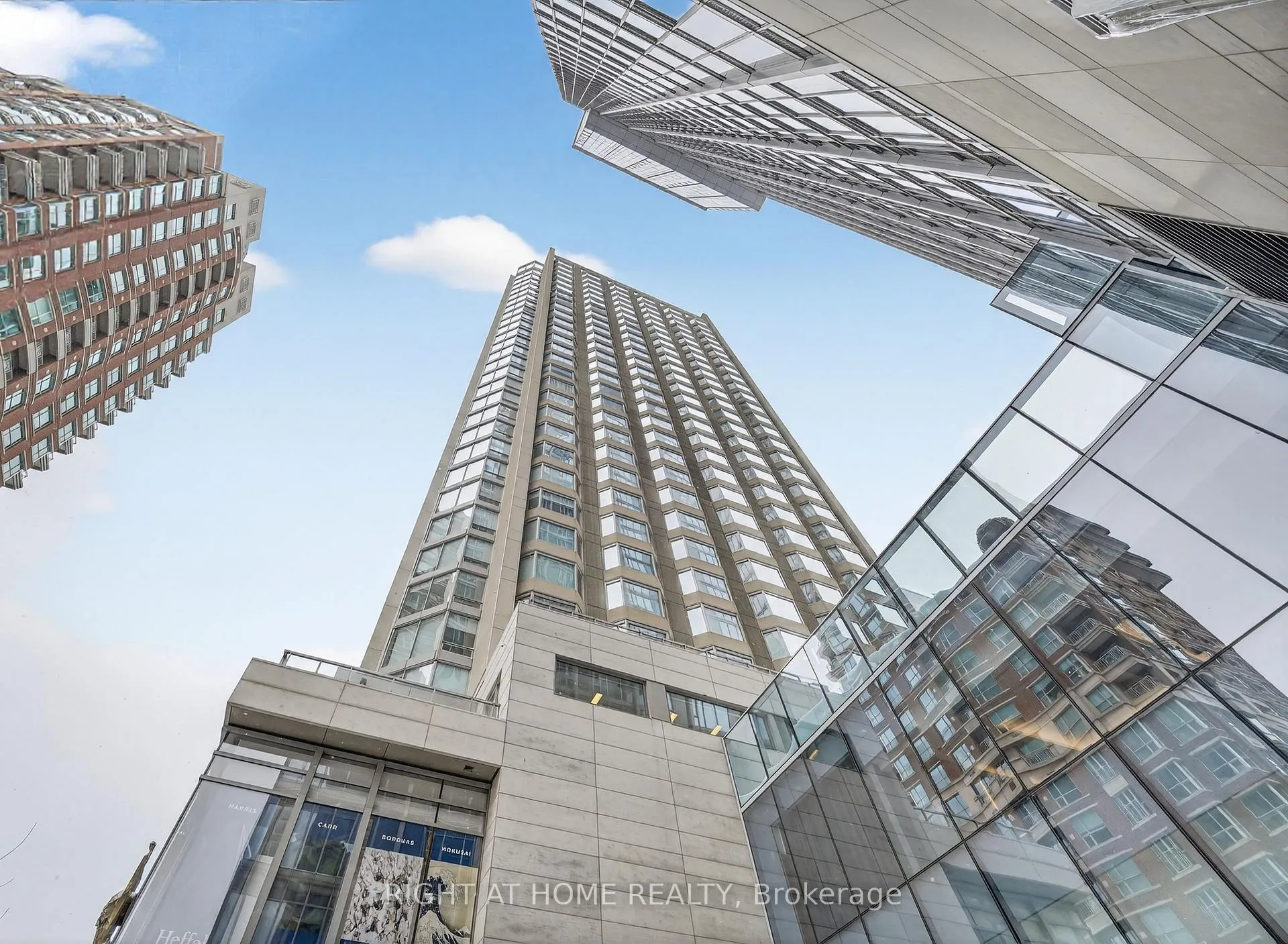 Front of Unit 2512, 155 Yorkville Avenue