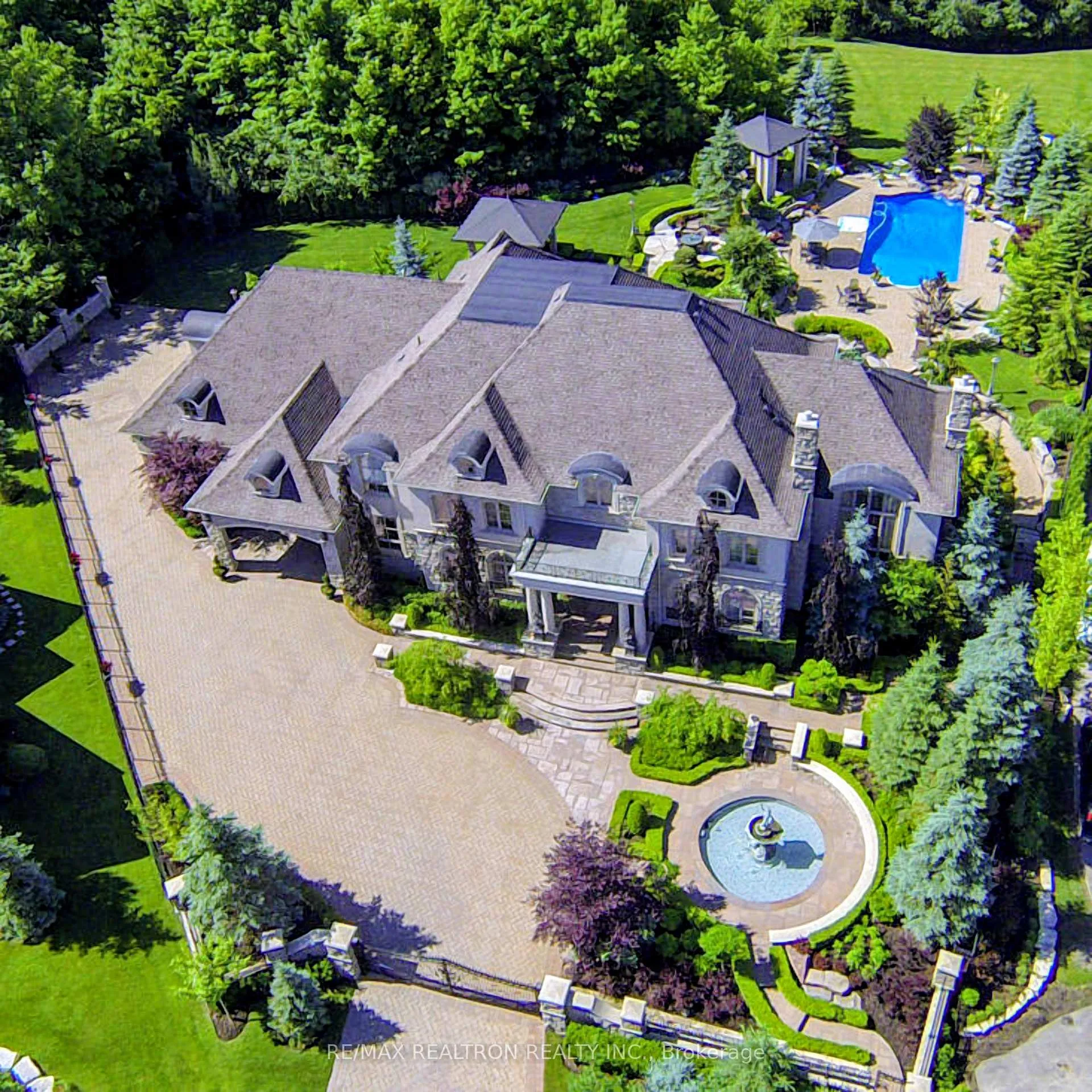 Photo 2 of 30 Nightfall Court, Vaughan, Kleinburg — HOMEH