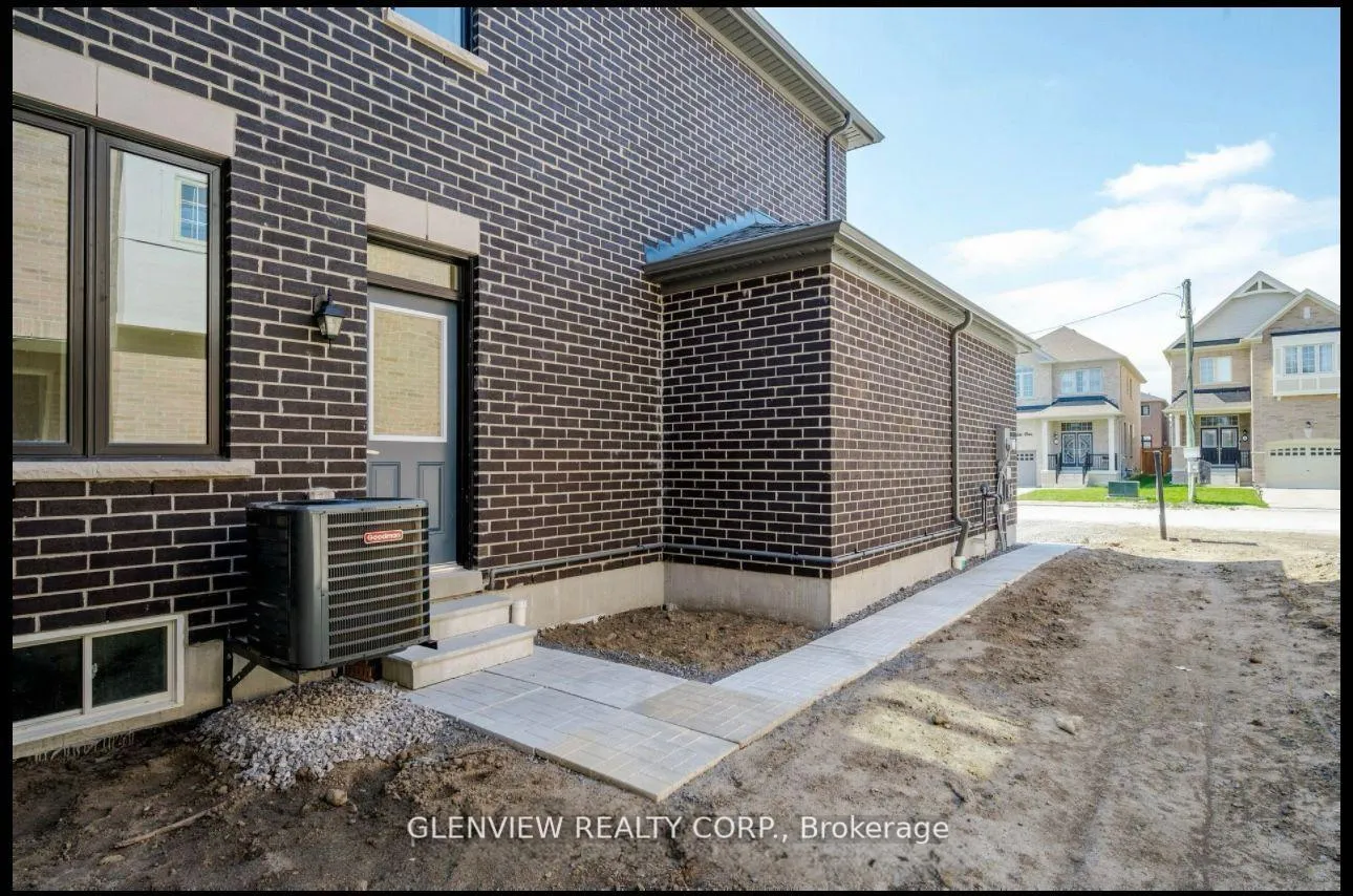 Photo 2 of 5 Mountainside Crescent, Whitby, Rolling Acres — HOMEH