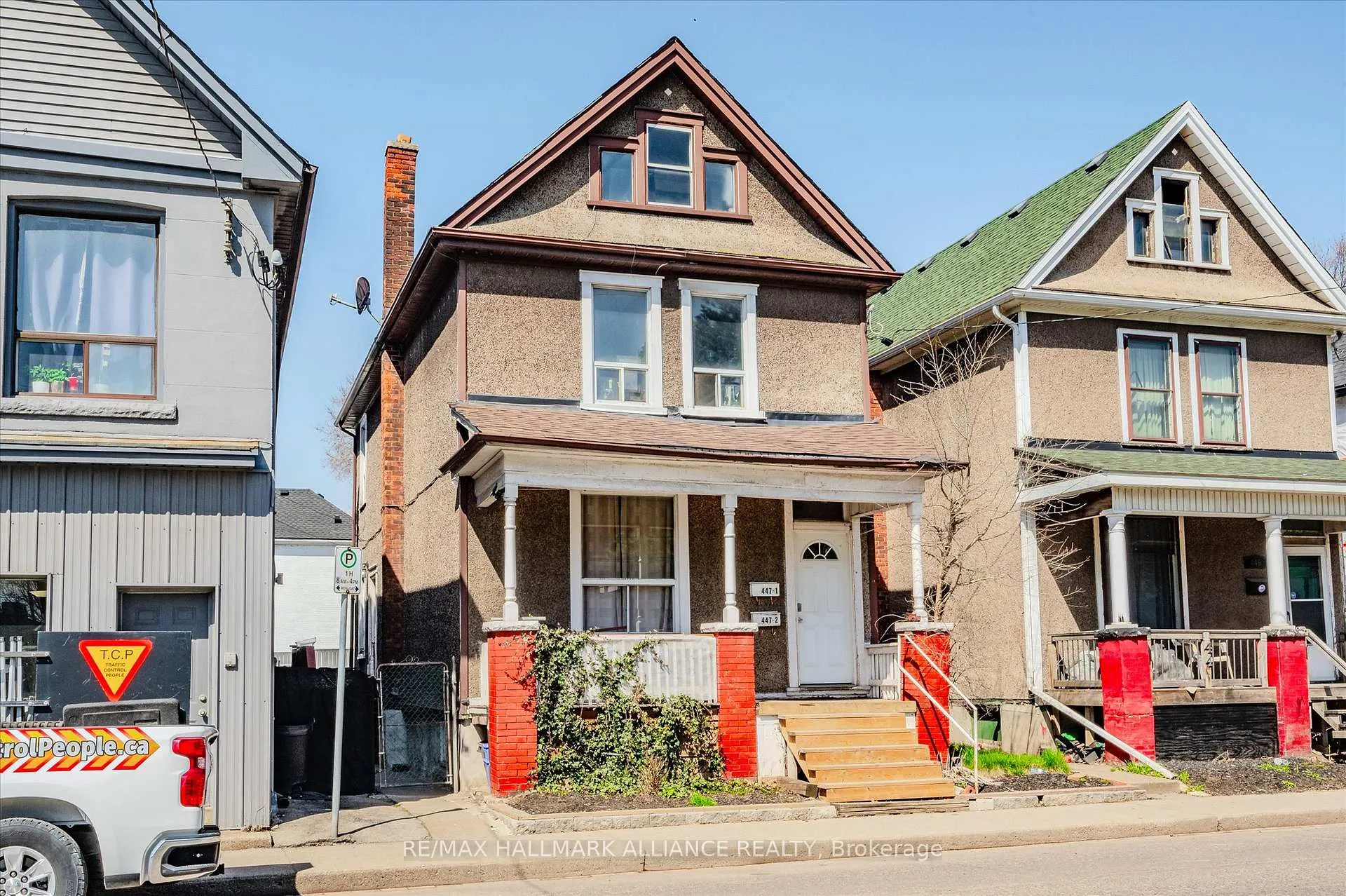 Front of 447 Wentworth Street N