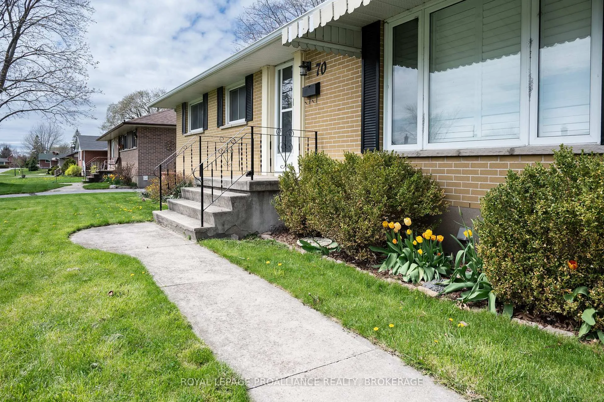 Photo 3 of 70 Briscoe Street, Loyalist, Amherstview — HOMEH