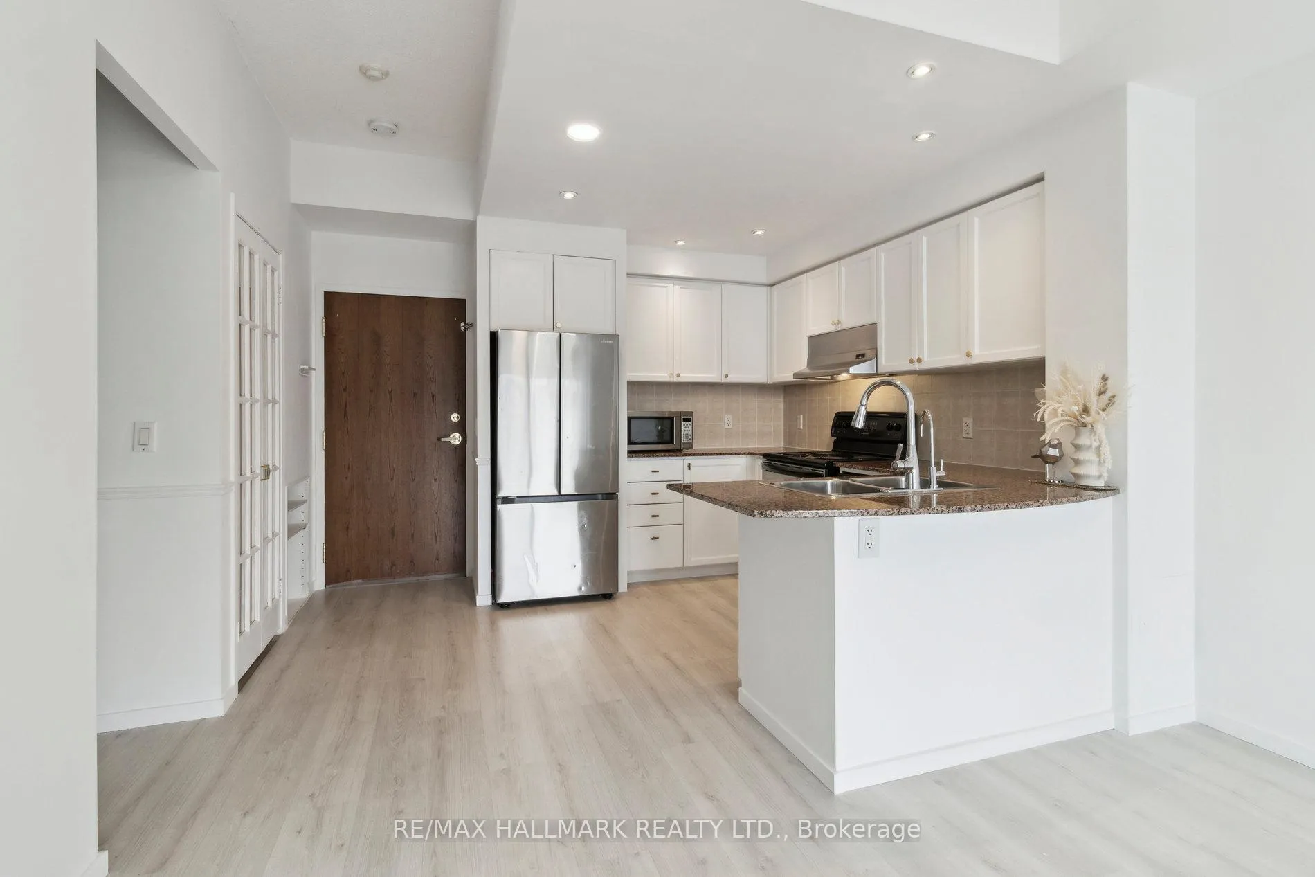 Photo 5 of Unit 713, 2 Maison Parc Court, Vaughan, Lakeview Estates — HOMEH