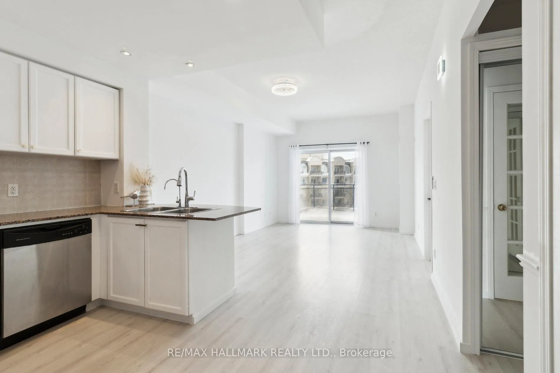 Photo 6 of Unit 713, 2 Maison Parc Court, Vaughan, Lakeview Estates — HOMEH