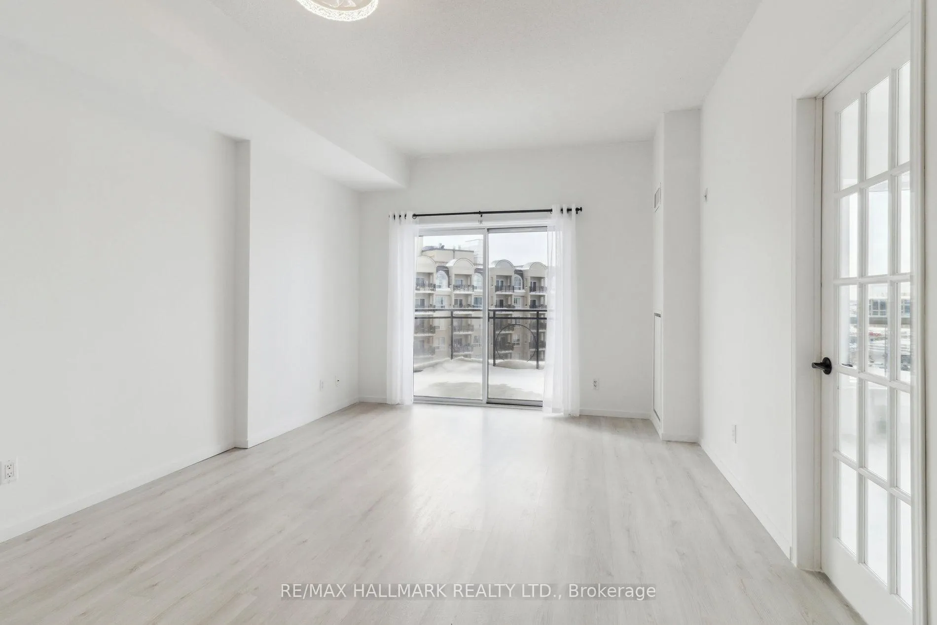 Photo 7 of Unit 713, 2 Maison Parc Court, Vaughan, Lakeview Estates — HOMEH
