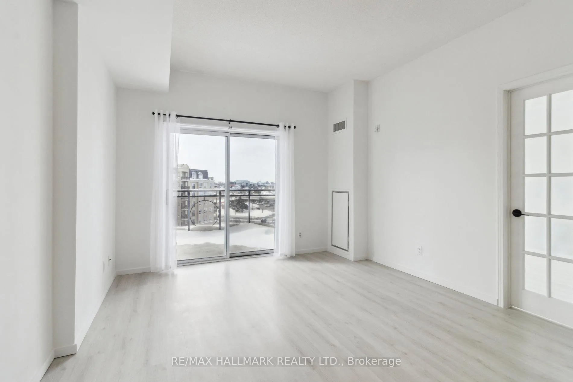 Photo 8 of Unit 713, 2 Maison Parc Court, Vaughan, Lakeview Estates — HOMEH