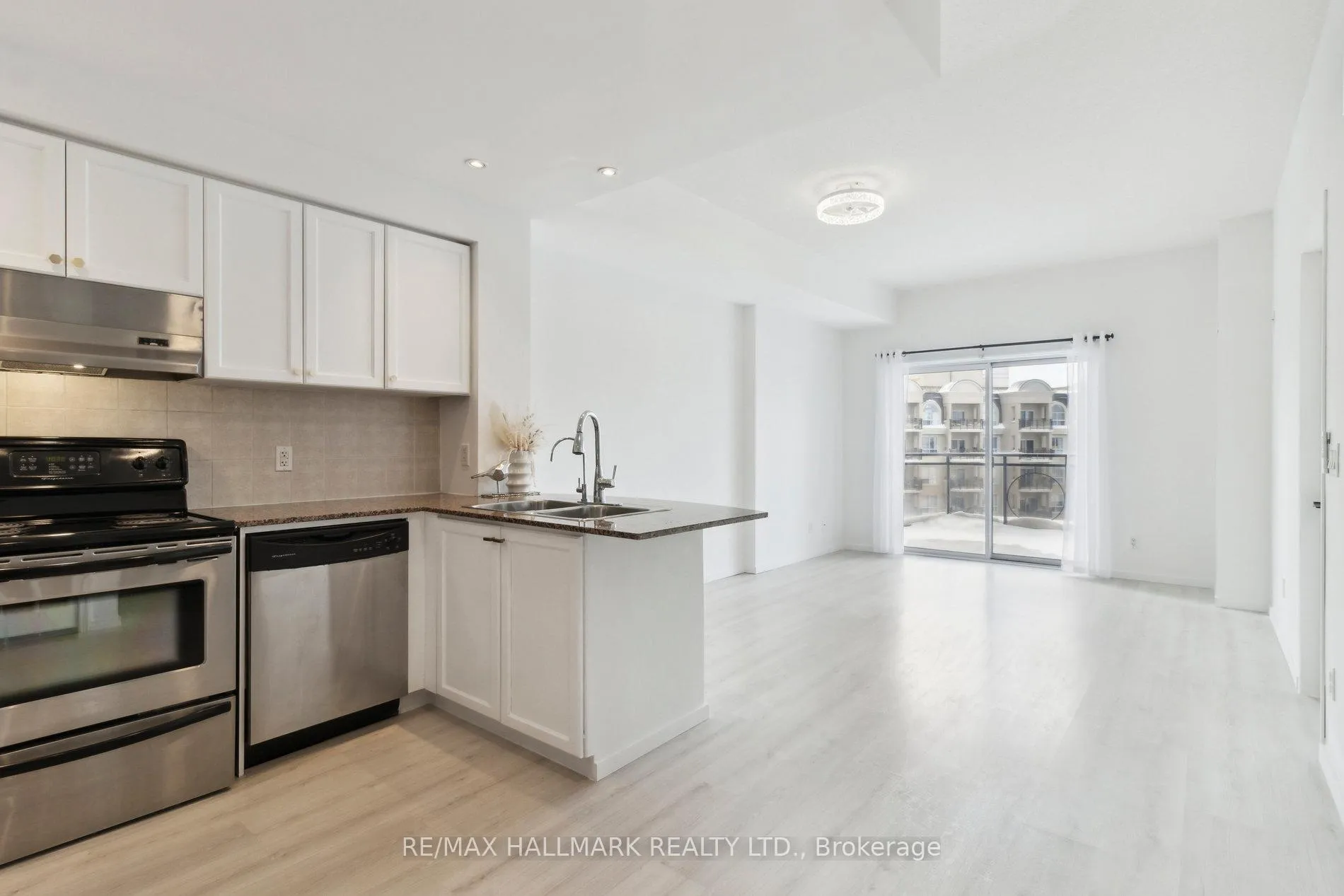Photo 11 of Unit 713, 2 Maison Parc Court, Vaughan, Lakeview Estates — HOMEH