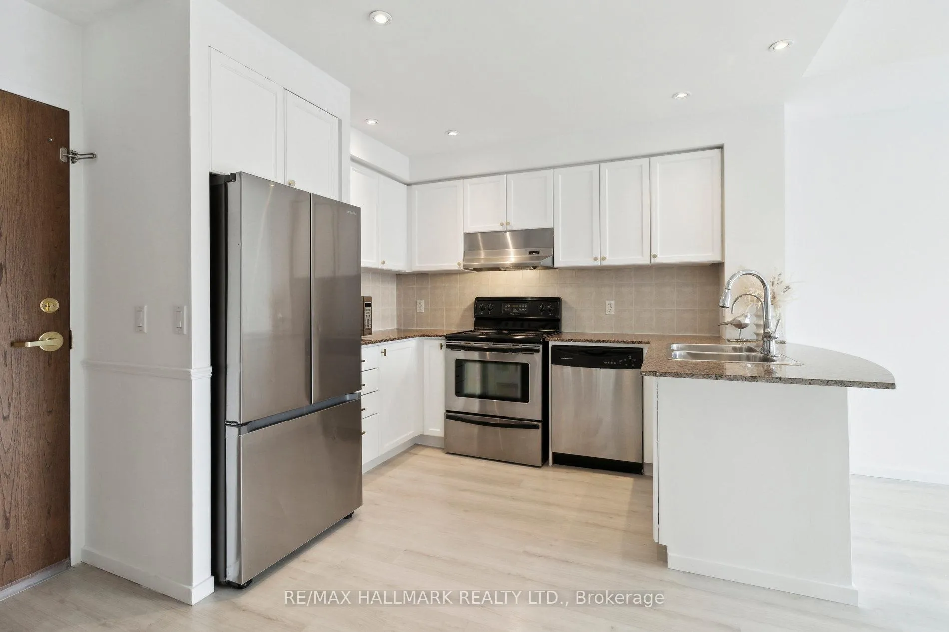 Photo 12 of Unit 713, 2 Maison Parc Court, Vaughan, Lakeview Estates — HOMEH