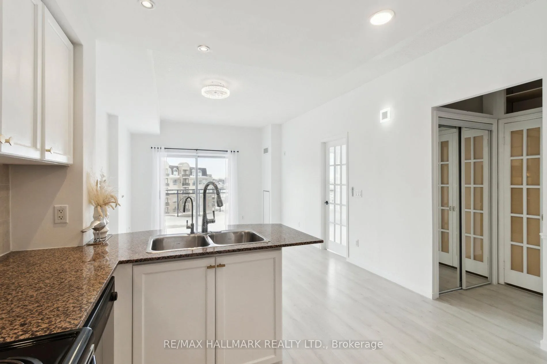 Photo 13 of Unit 713, 2 Maison Parc Court, Vaughan, Lakeview Estates — HOMEH