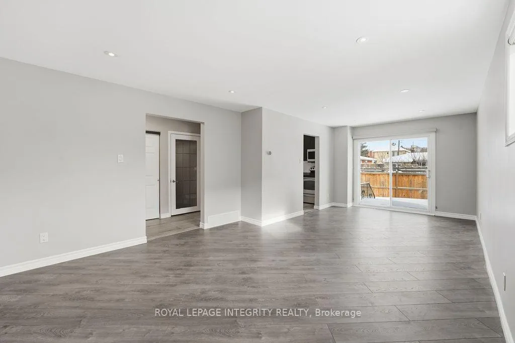 Photo 4 of 2039 St. Laurent Boulevard, Ottawa, Hawthorne Meadows — HOMEH