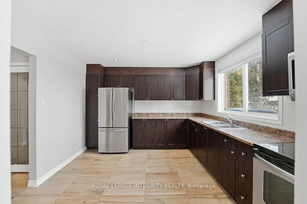 Photo 6 of 2039 St. Laurent Boulevard, Ottawa, Hawthorne Meadows — HOMEH