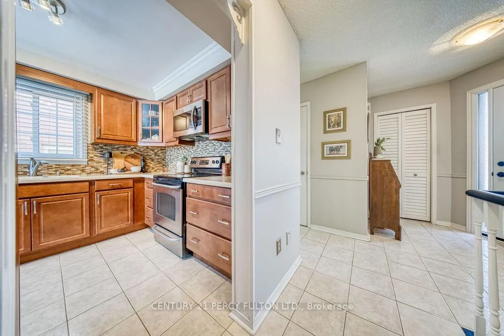 Photo 4 of 1037 Maury Crescent, Pickering, Liverpool — HOMEH