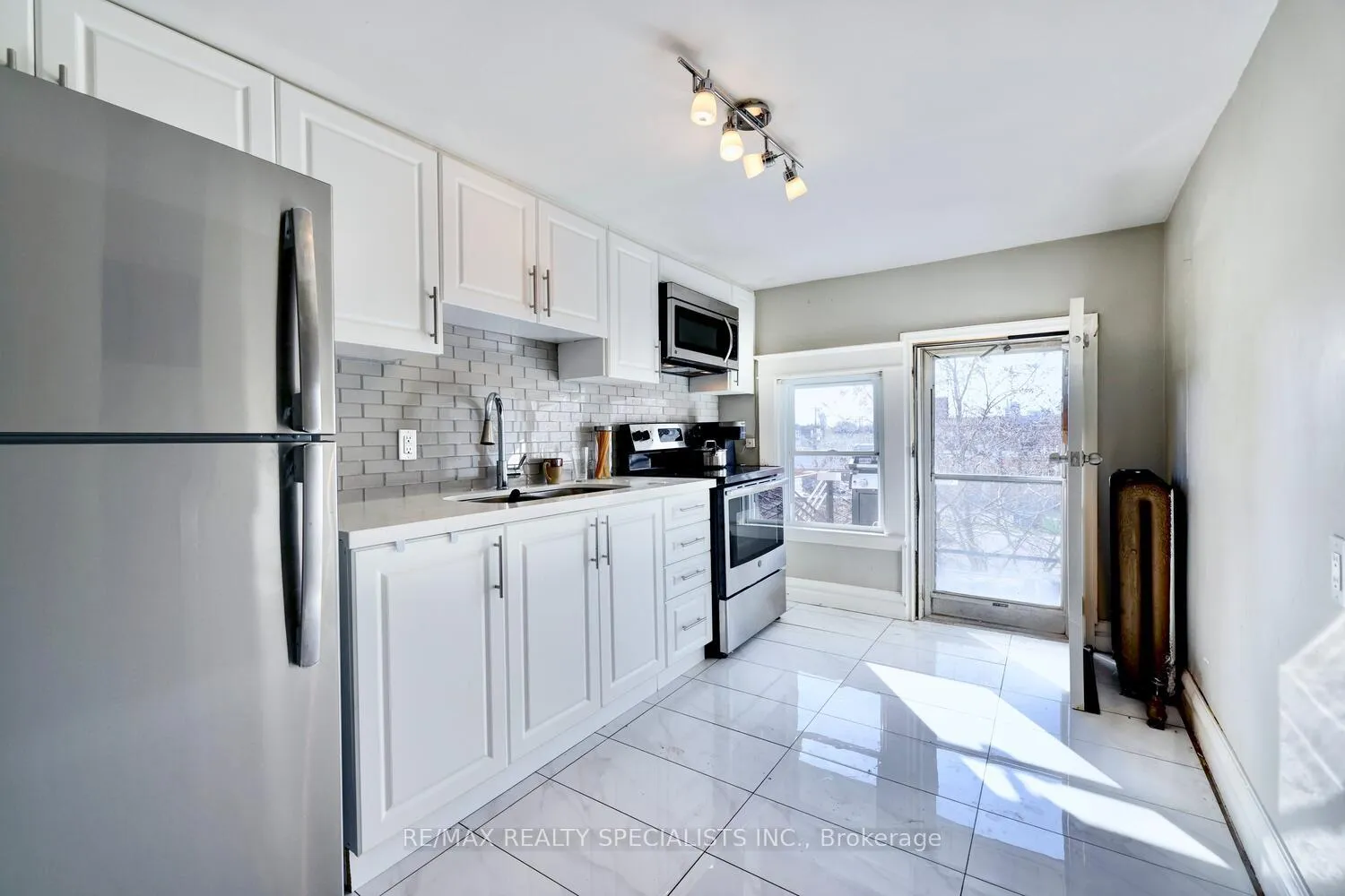 Photo 4 of Unit 3rd Flr, 118 Fairholt Road S, Hamilton, Stipley — HOMEH
