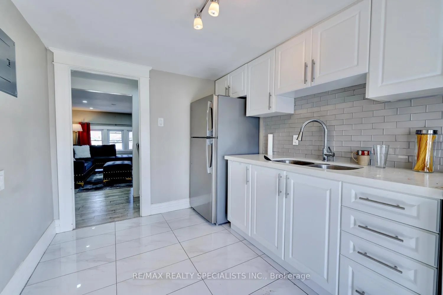 Photo 5 of Unit 3rd Flr, 118 Fairholt Road S, Hamilton, Stipley — HOMEH
