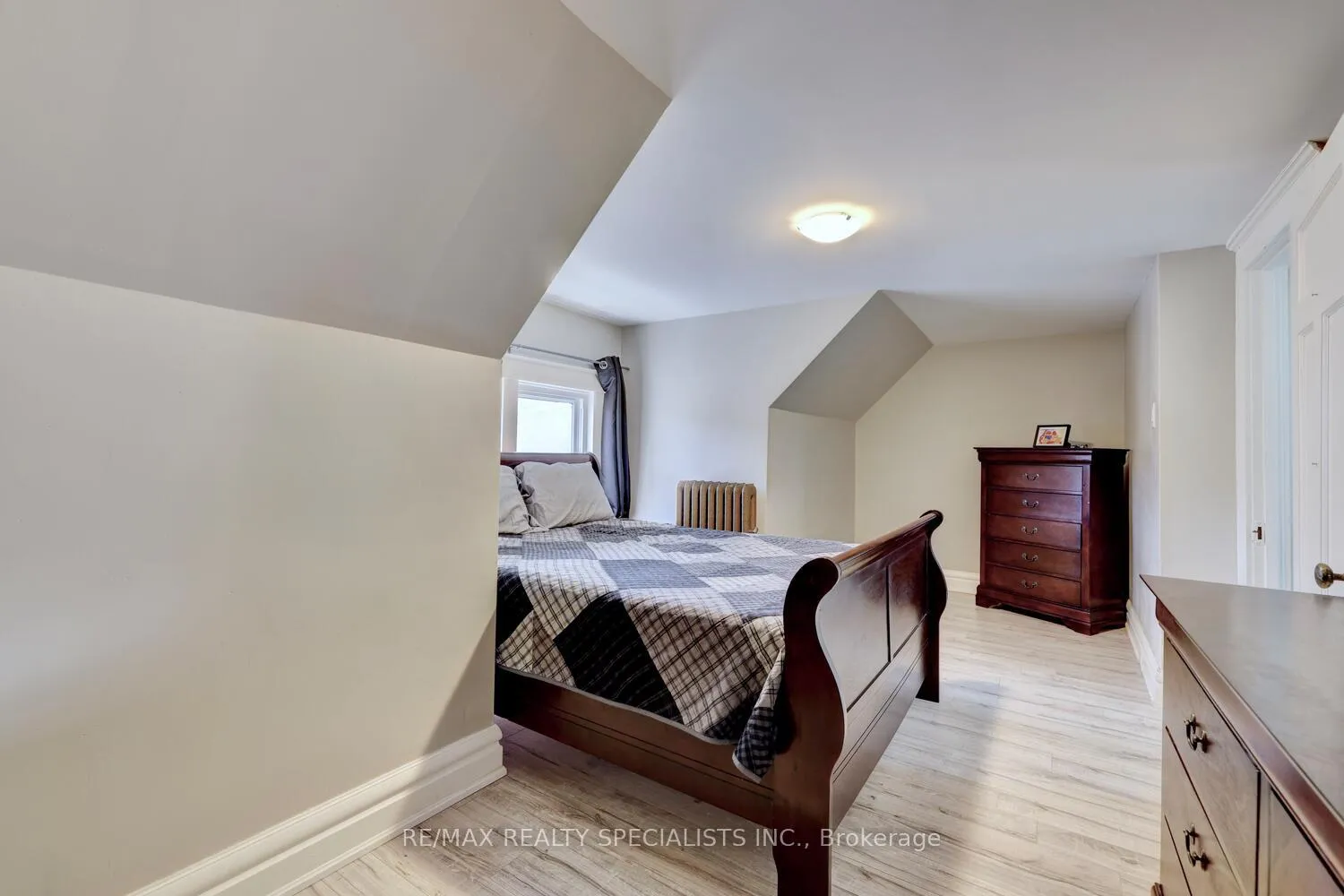 Photo 10 of Unit 3rd Flr, 118 Fairholt Road S, Hamilton, Stipley — HOMEH