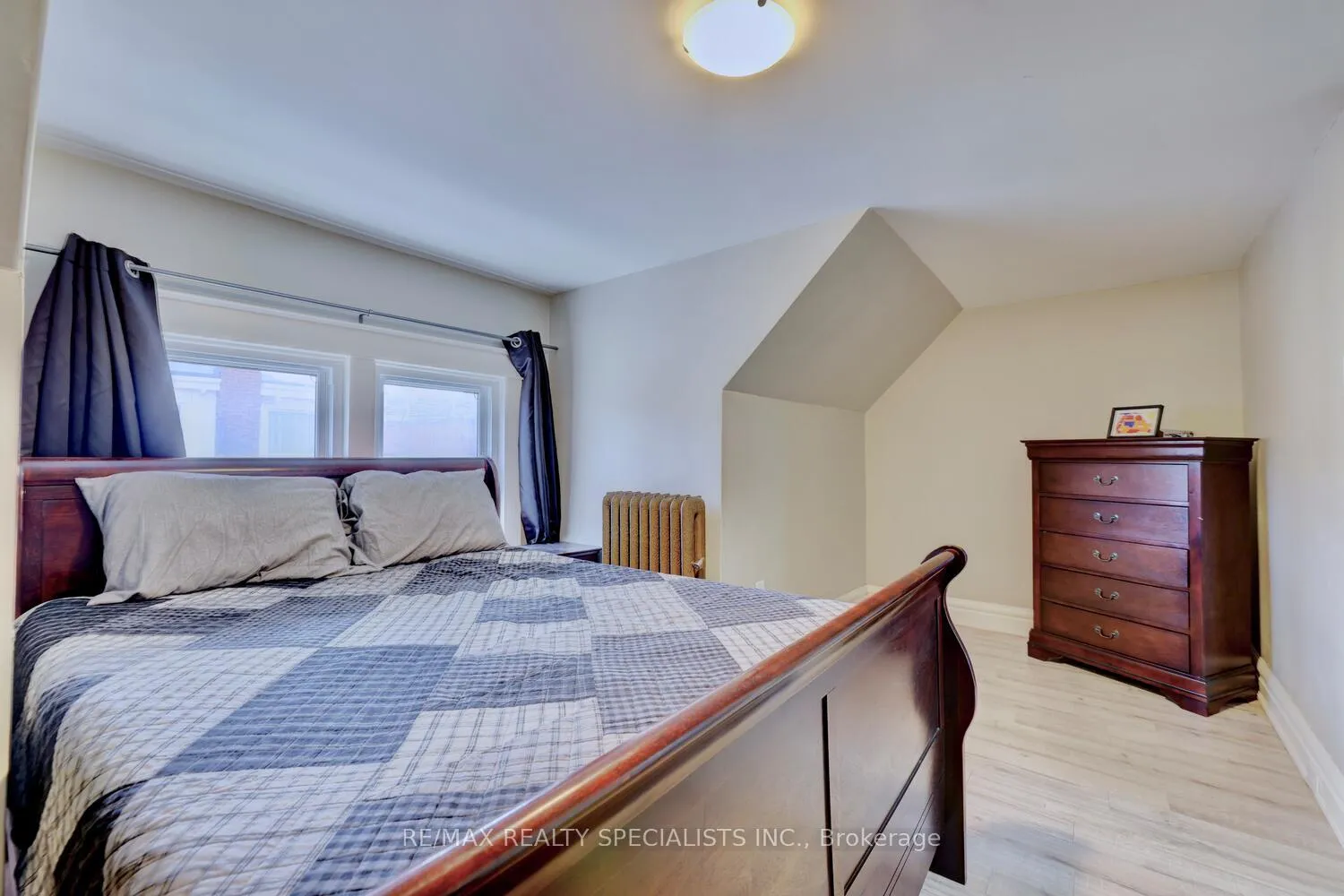 Photo 11 of Unit 3rd Flr, 118 Fairholt Road S, Hamilton, Stipley — HOMEH