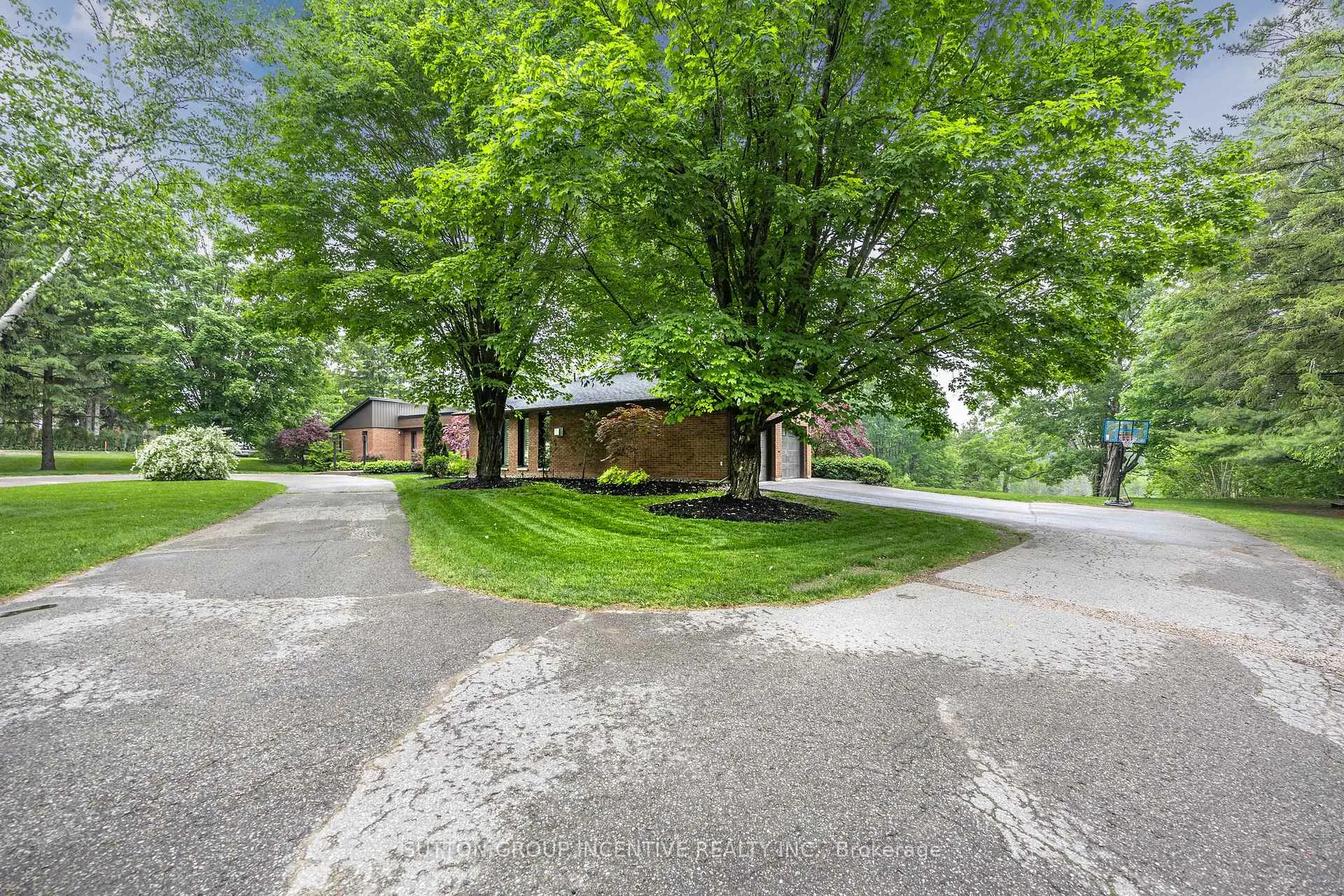 Photo 2 of 214 Hickory Lane, Barrie, Bayshore — HOMEH