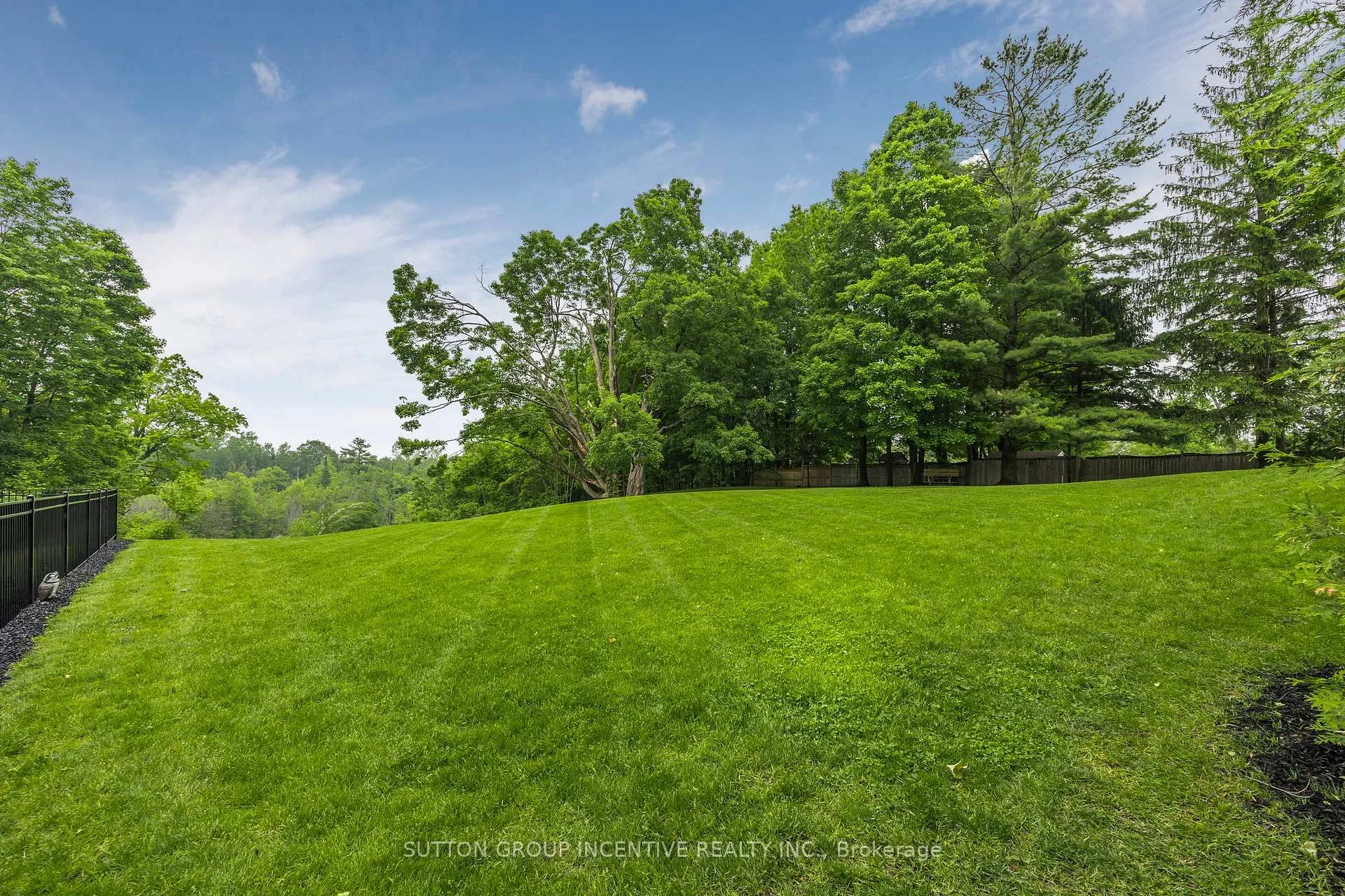 Photo 10 of 214 Hickory Lane, Barrie, Bayshore — HOMEH