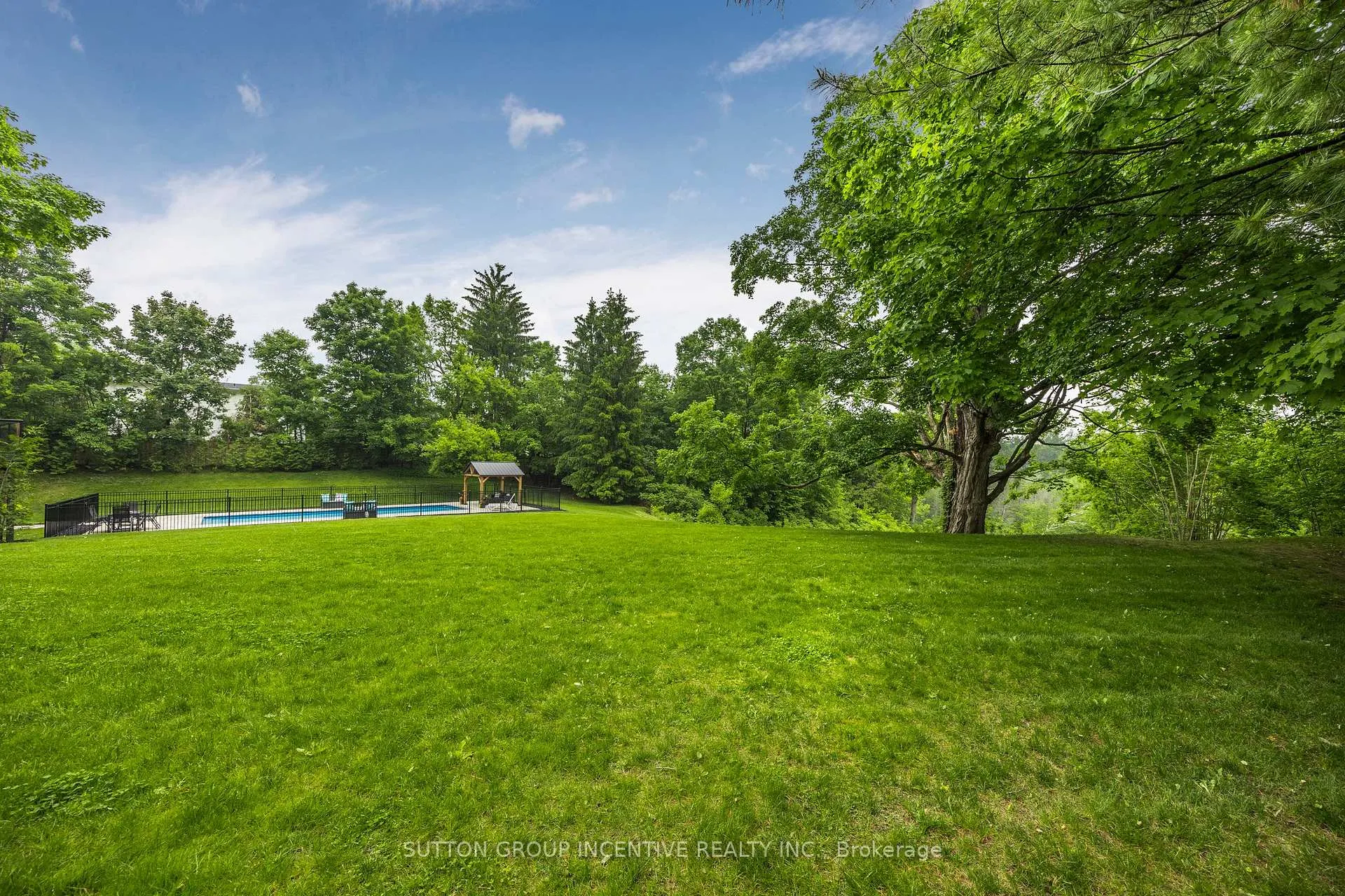 Photo 14 of 214 Hickory Lane, Barrie, Bayshore — HOMEH