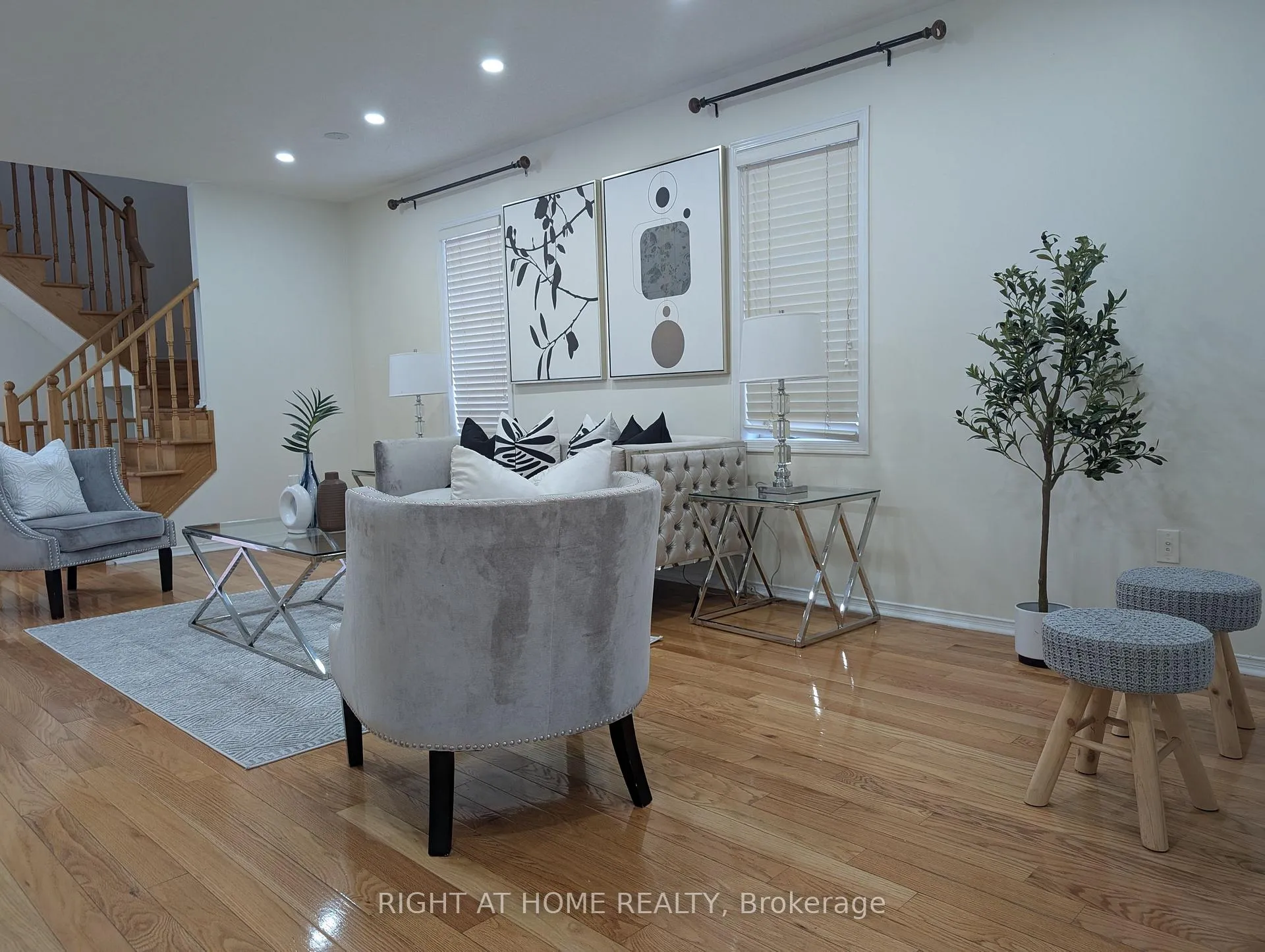 Photo 2 of 158 Hollywood hill Circle, Vaughan, Vellore Village — HOMEH