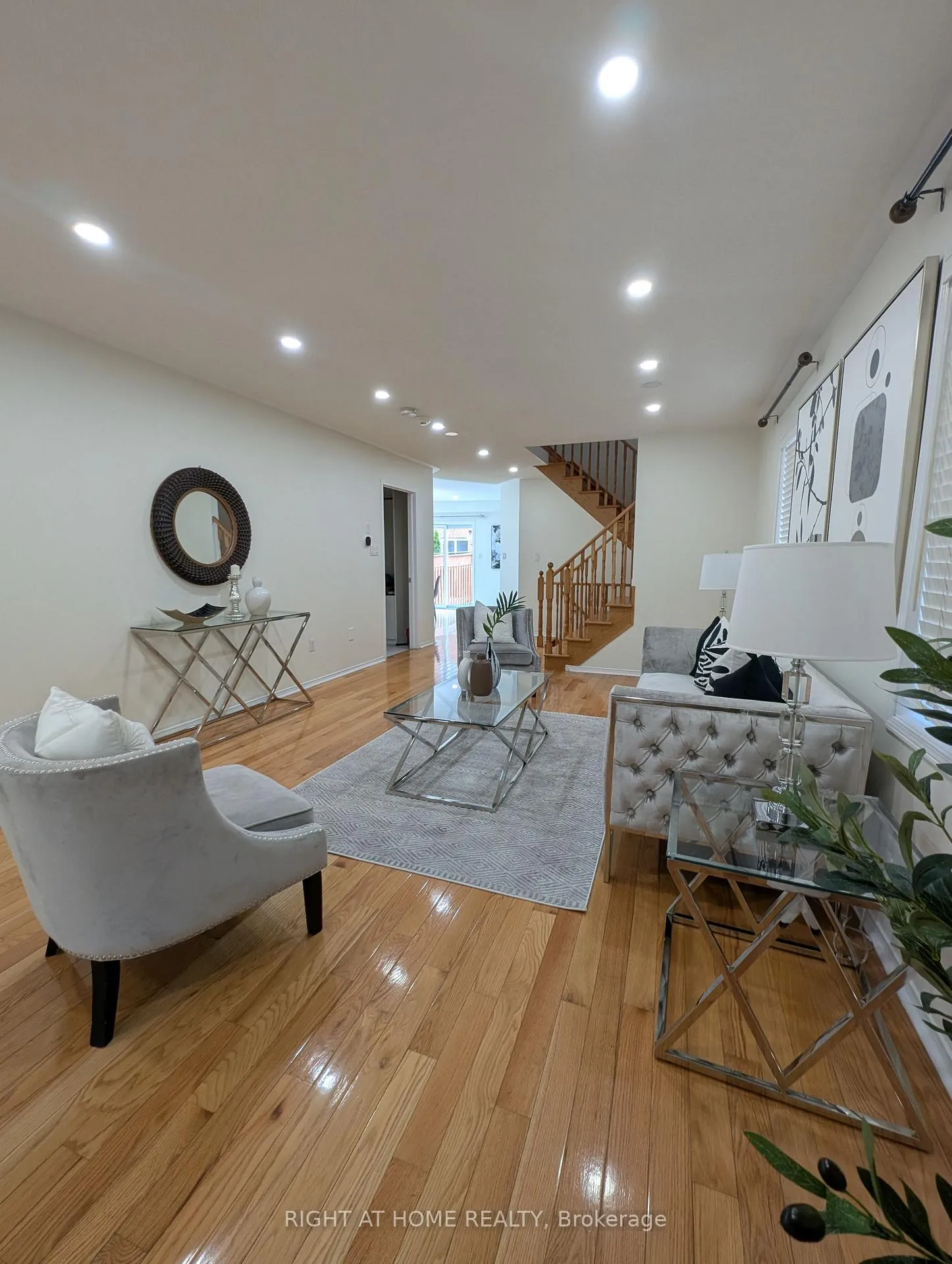 Photo 3 of 158 Hollywood hill Circle, Vaughan, Vellore Village — HOMEH