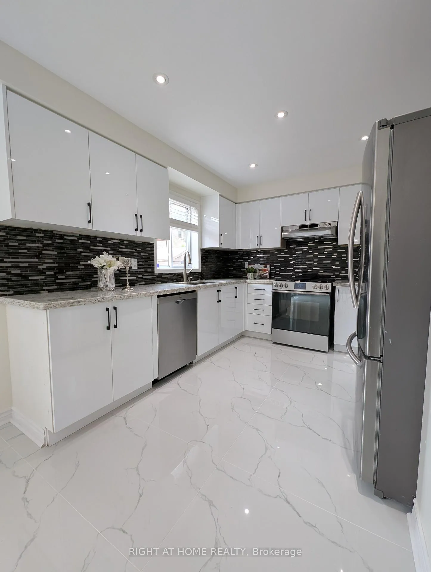 Photo 5 of 158 Hollywood hill Circle, Vaughan, Vellore Village — HOMEH