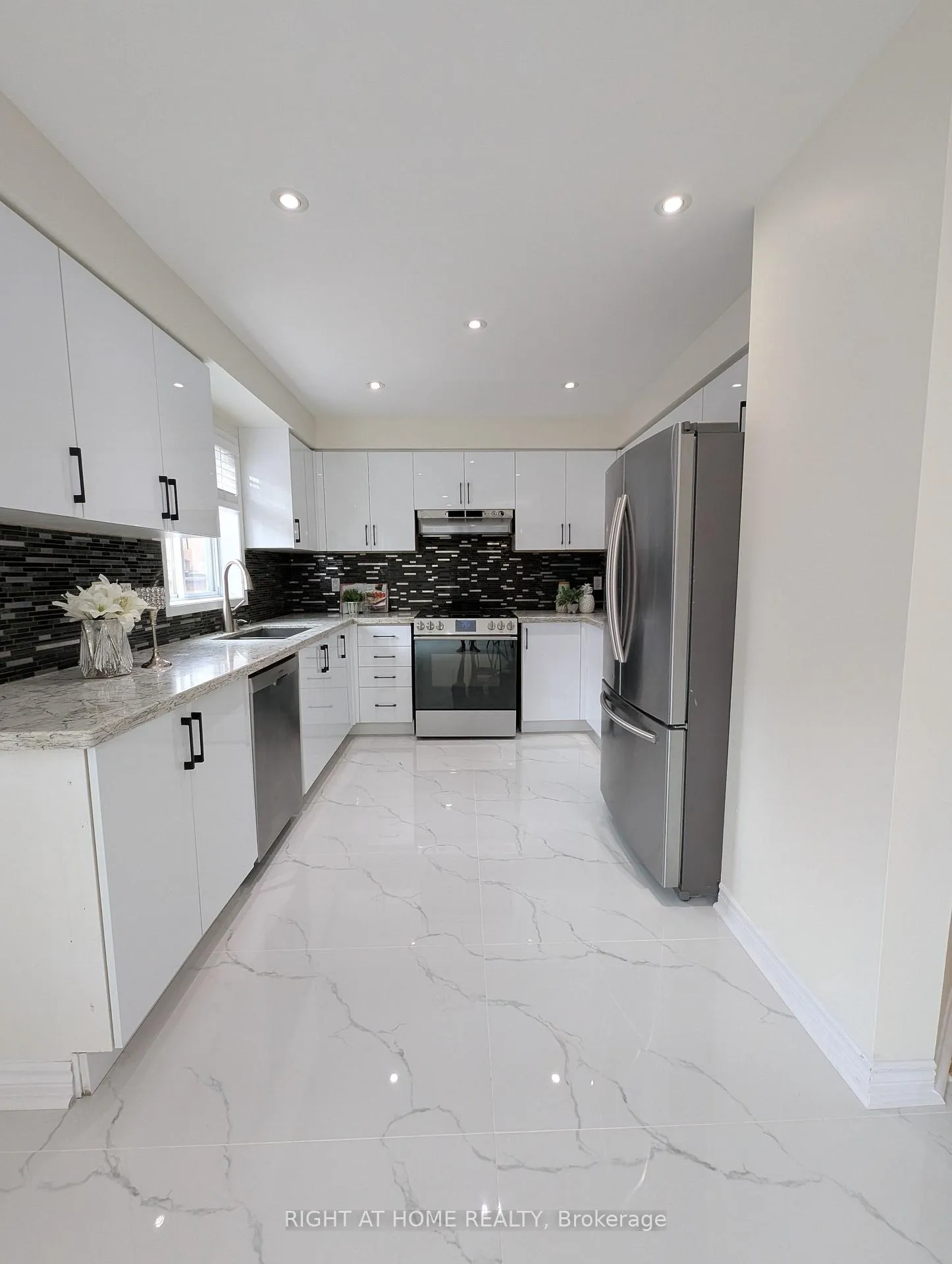Photo 6 of 158 Hollywood hill Circle, Vaughan, Vellore Village — HOMEH