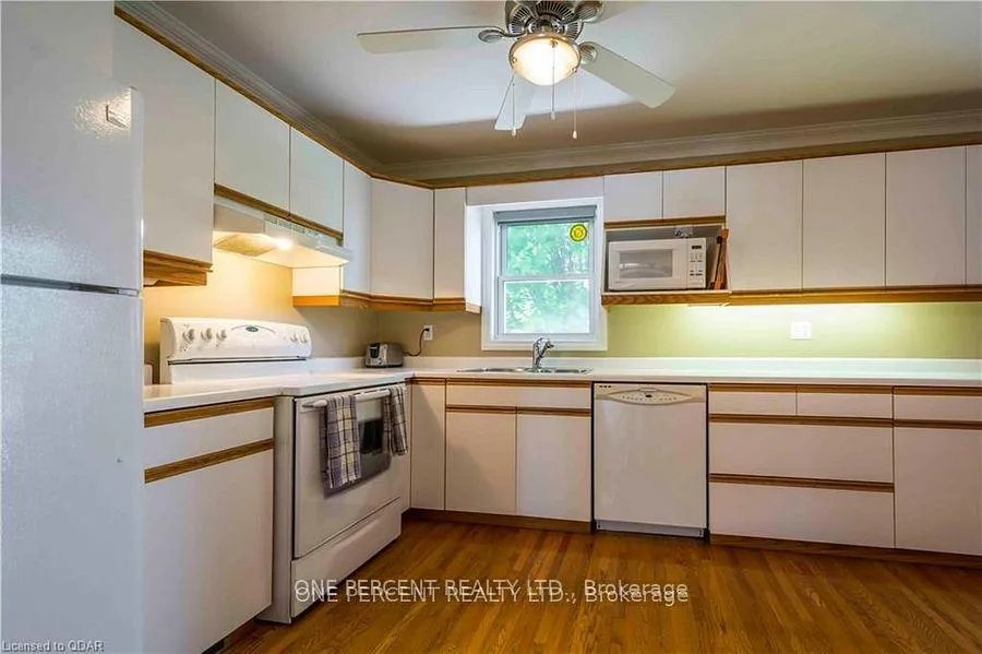 Photo 4 of Unit Upper Level, 43 Sherwood Crescent, Belleville, Belleville Ward — HOMEH