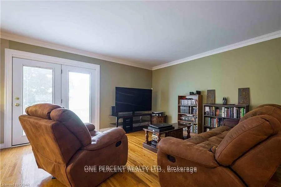 Photo 5 of Unit Upper Level, 43 Sherwood Crescent, Belleville, Belleville Ward — HOMEH