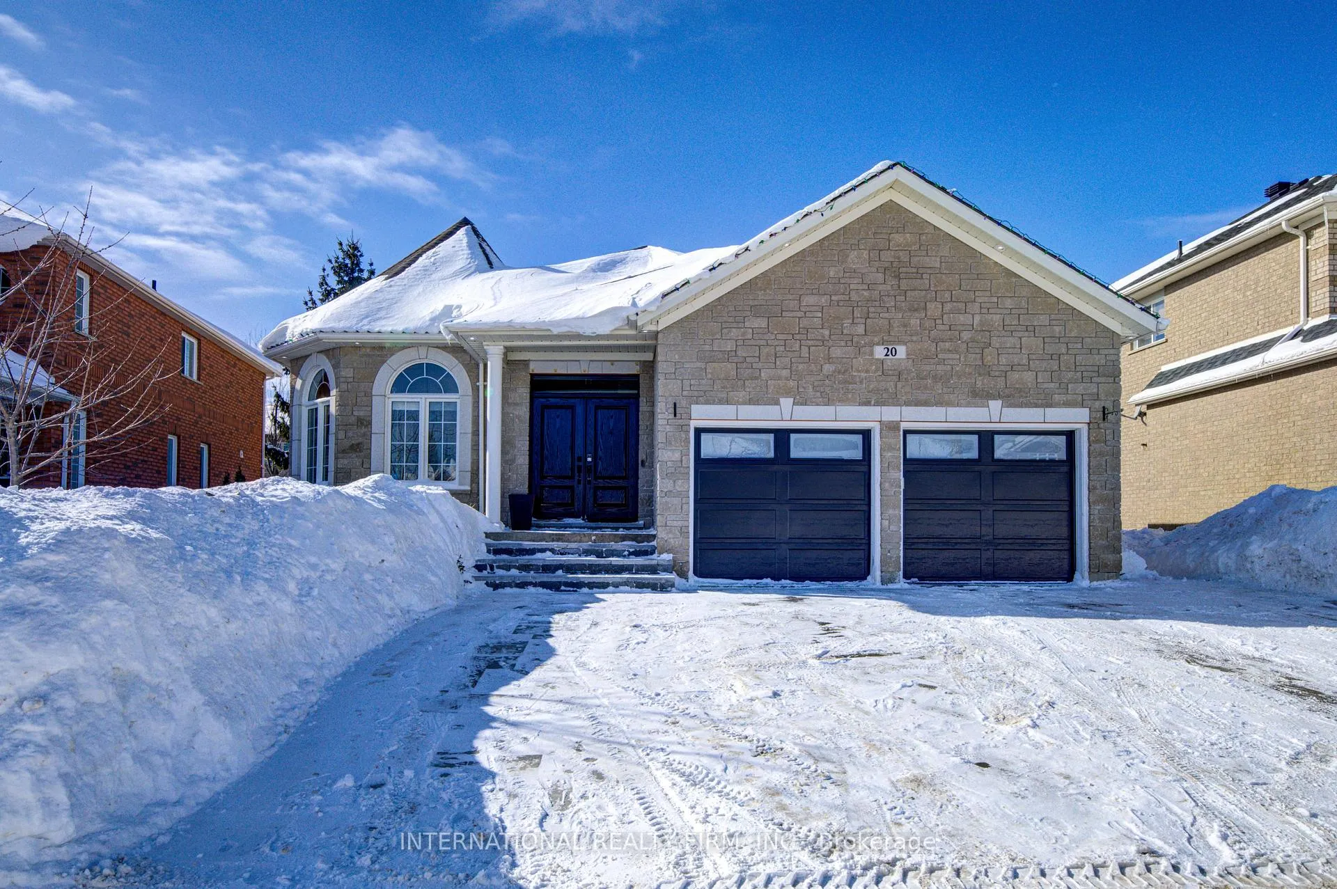 Photo 2 of 20 Prince William Way, Barrie, Innis-Shore — HOMEH