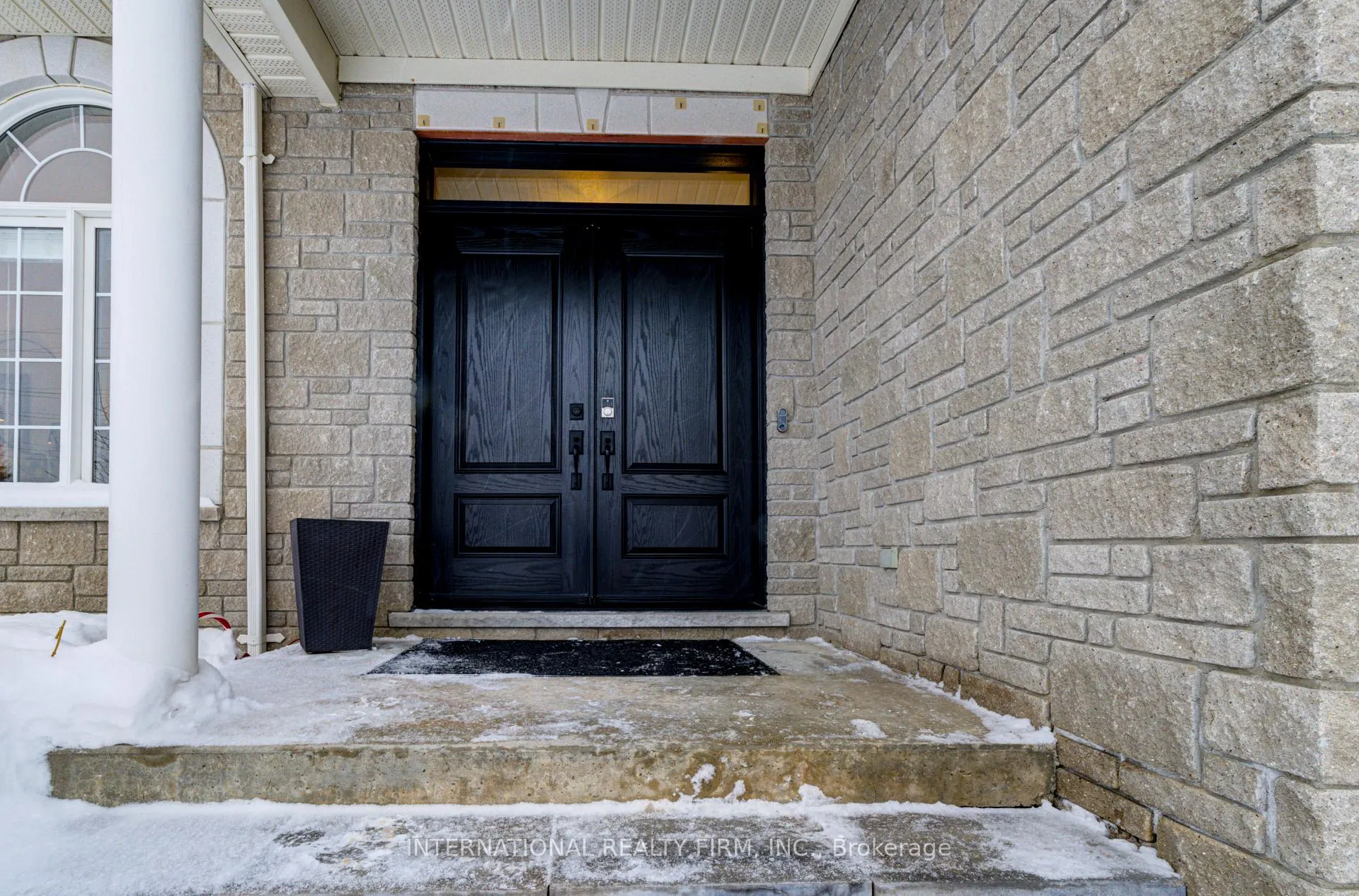 Photo 3 of 20 Prince William Way, Barrie, Innis-Shore — HOMEH