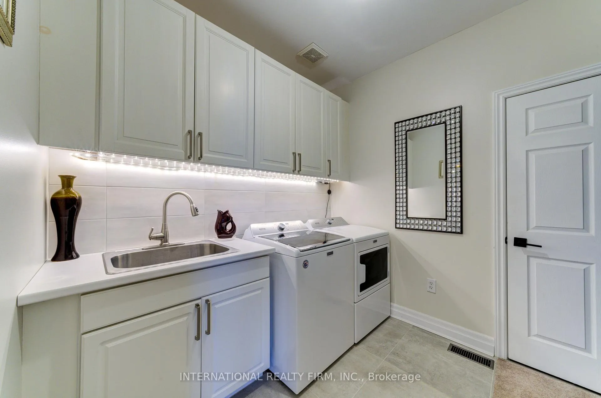 Photo 8 of 20 Prince William Way, Barrie, Innis-Shore — HOMEH