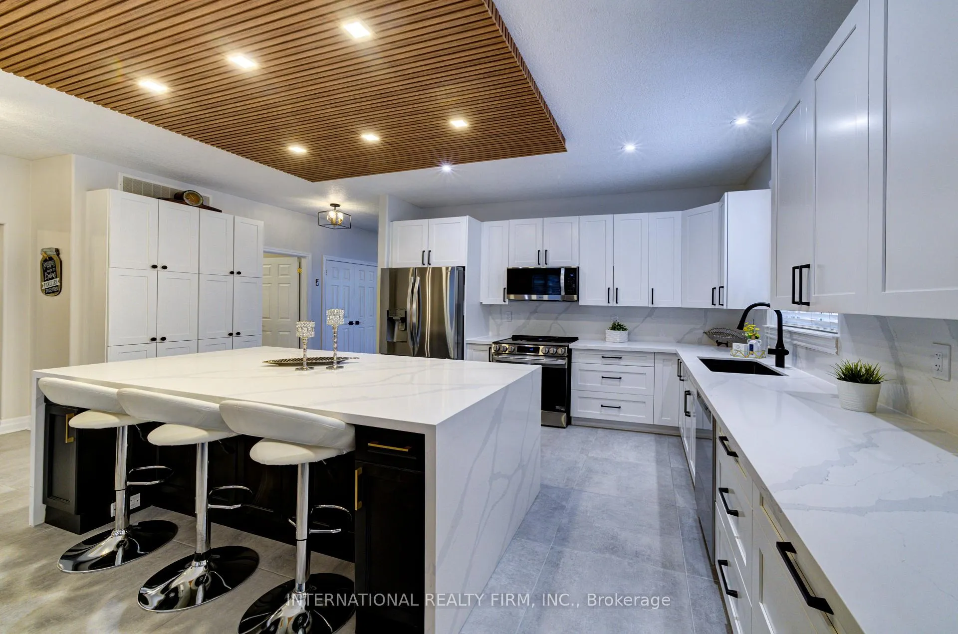 Photo 11 of 20 Prince William Way, Barrie, Innis-Shore — HOMEH