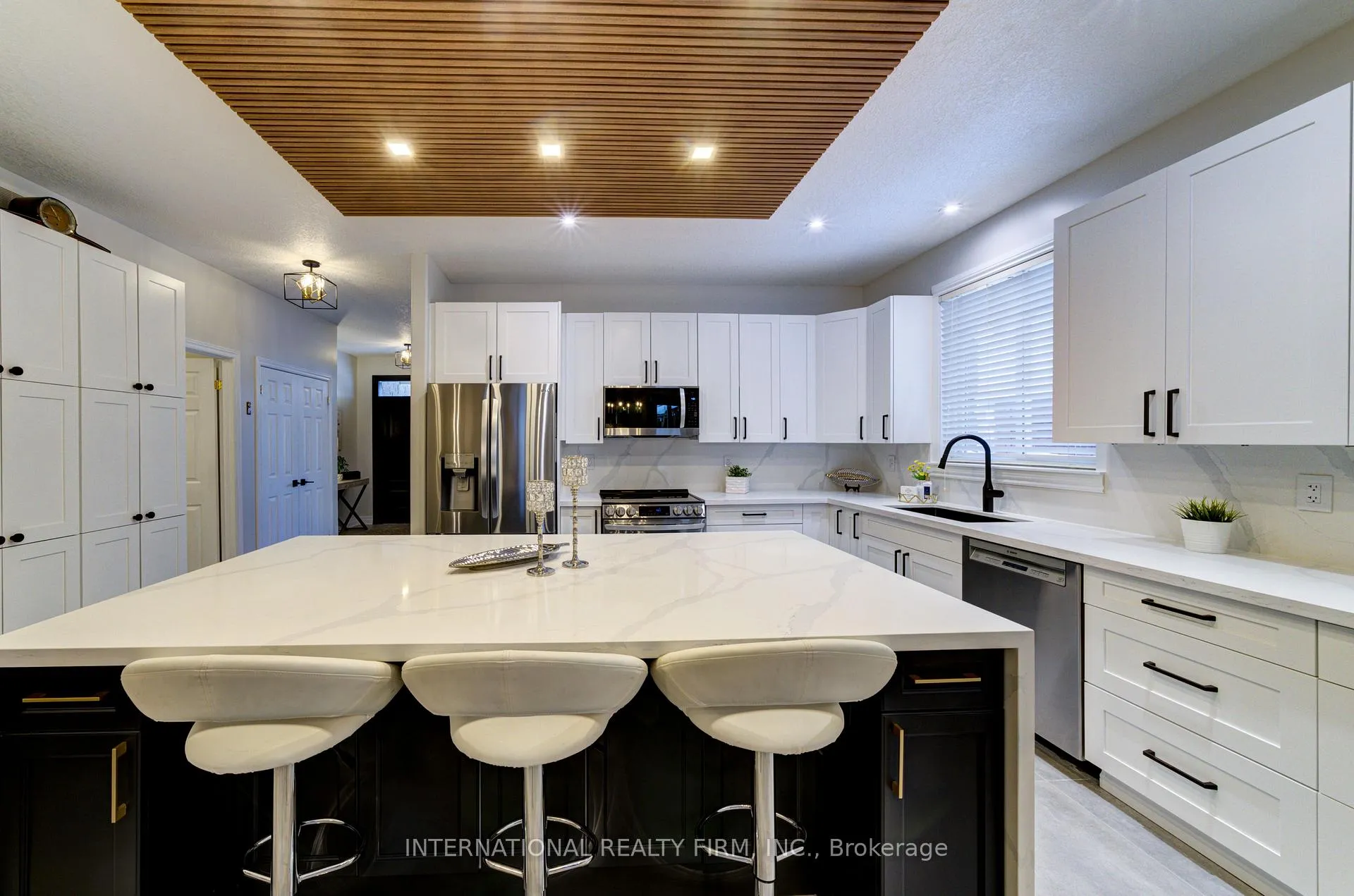 Photo 13 of 20 Prince William Way, Barrie, Innis-Shore — HOMEH