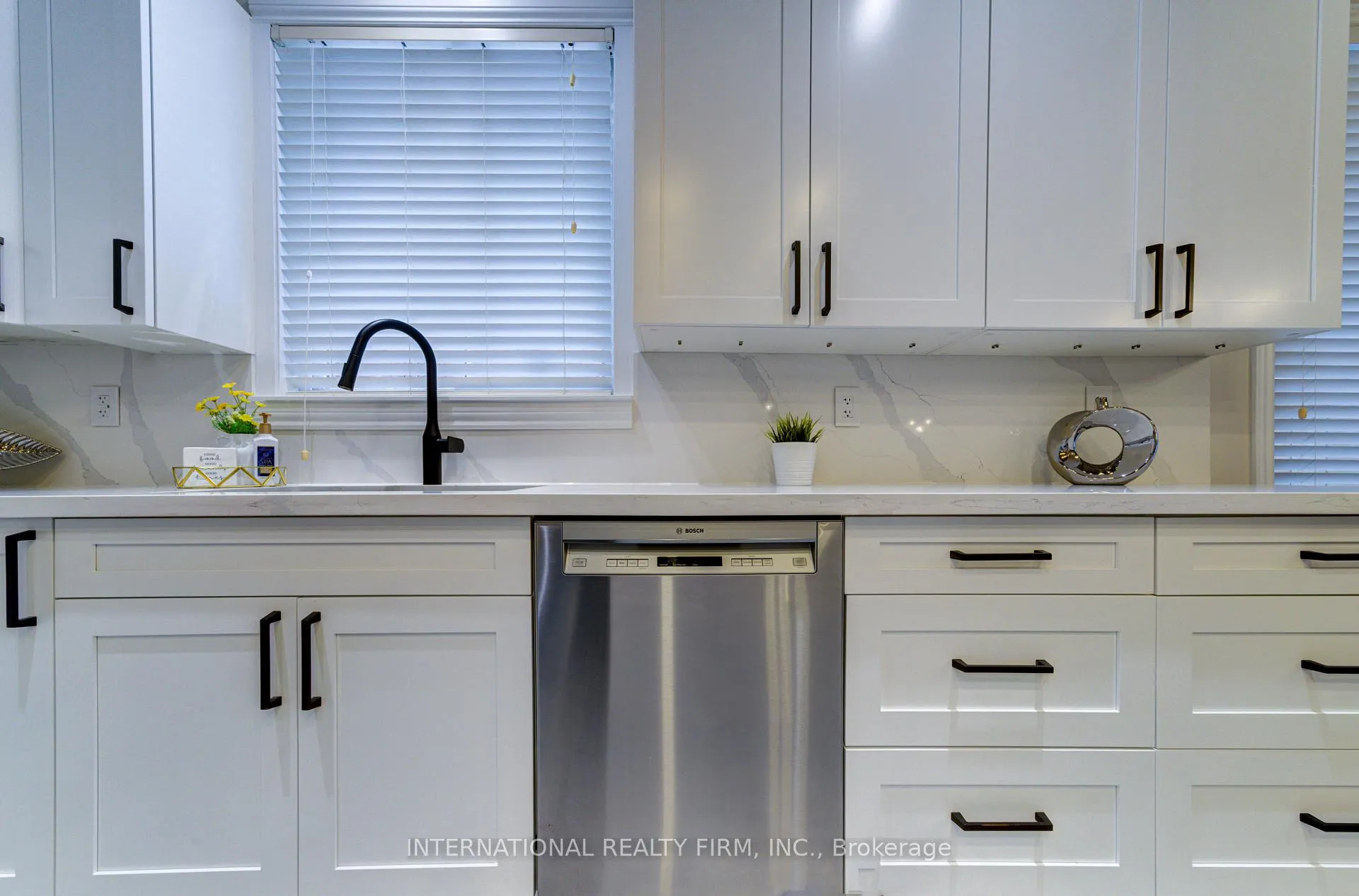Photo 14 of 20 Prince William Way, Barrie, Innis-Shore — HOMEH