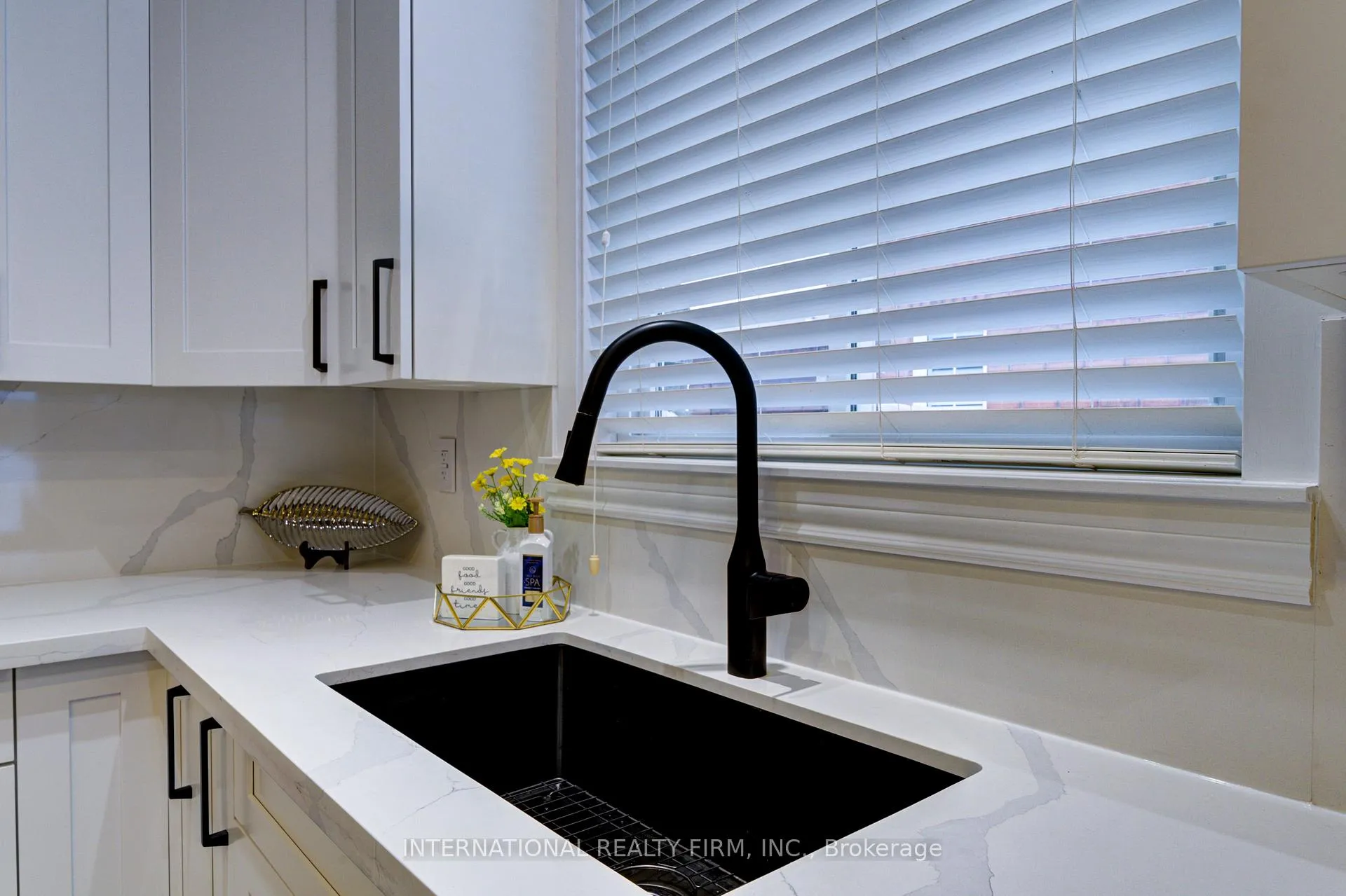 Photo 15 of 20 Prince William Way, Barrie, Innis-Shore — HOMEH