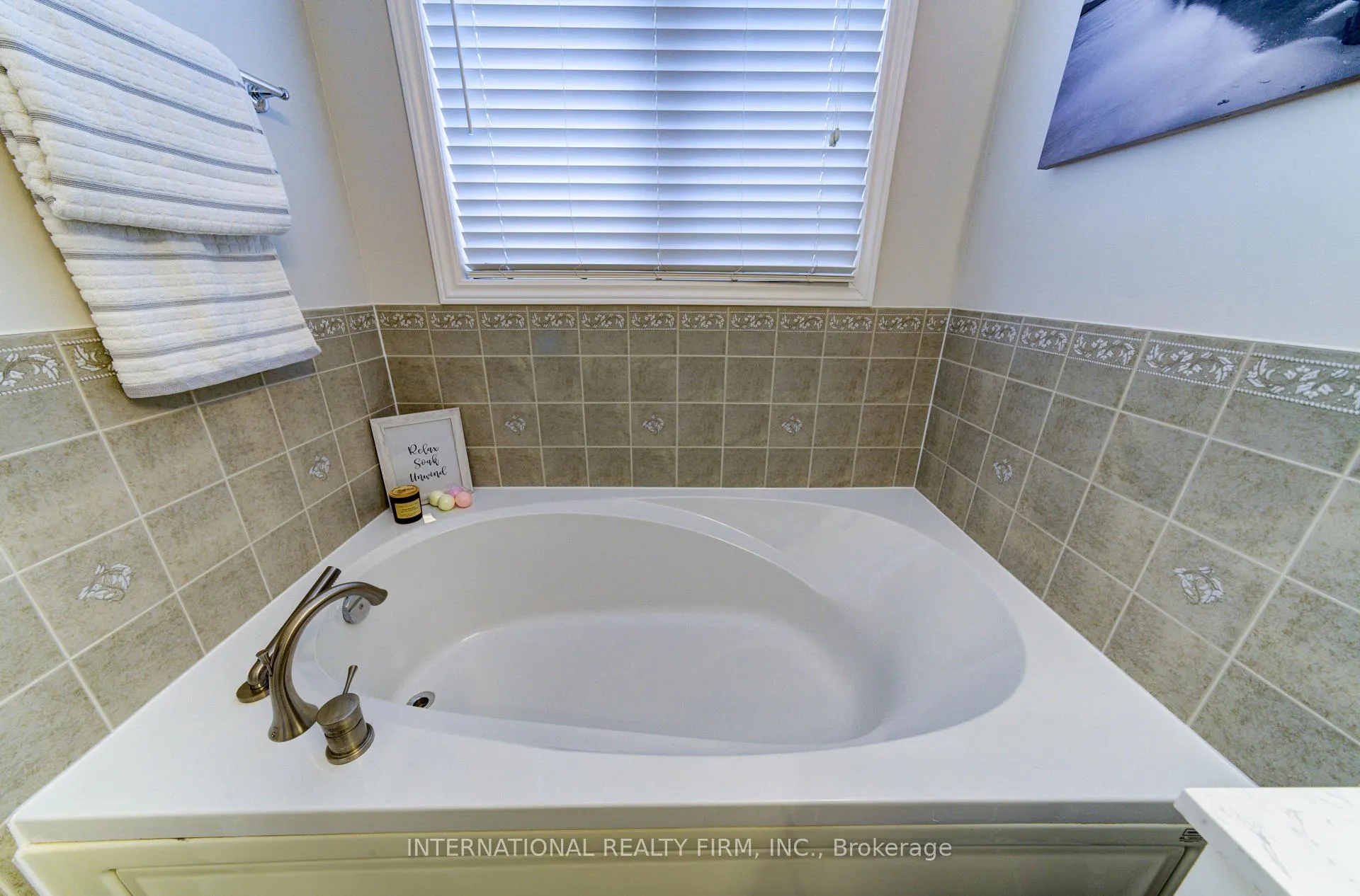 Photo 31 of 20 Prince William Way, Barrie, Innis-Shore — HOMEH
