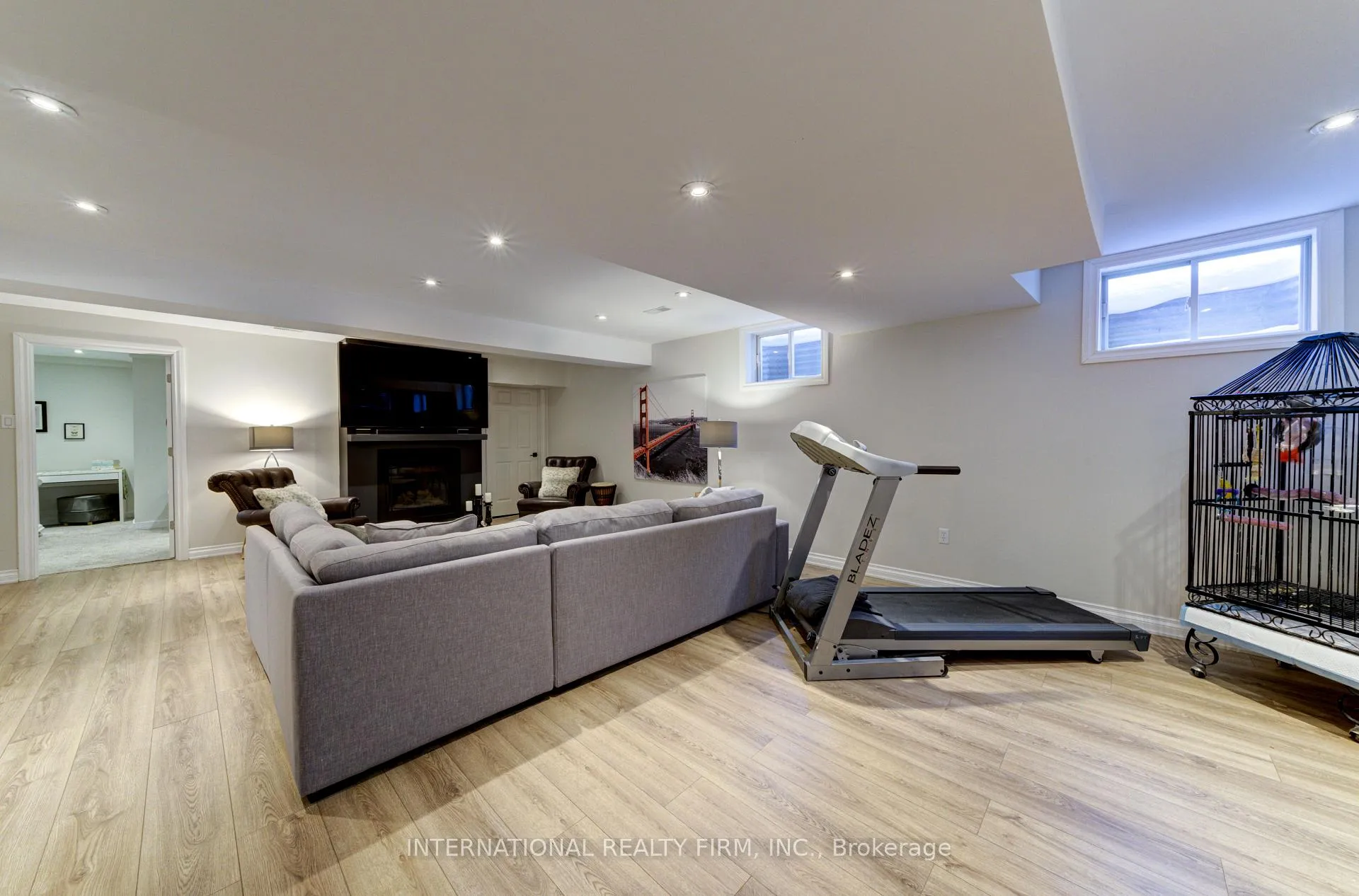Photo 42 of 20 Prince William Way, Barrie, Innis-Shore — HOMEH