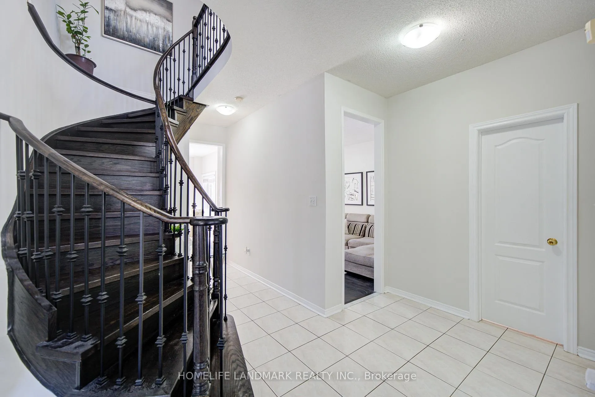 Photo 5 of 7 Walden Street, Markham, Middlefield — HOMEH