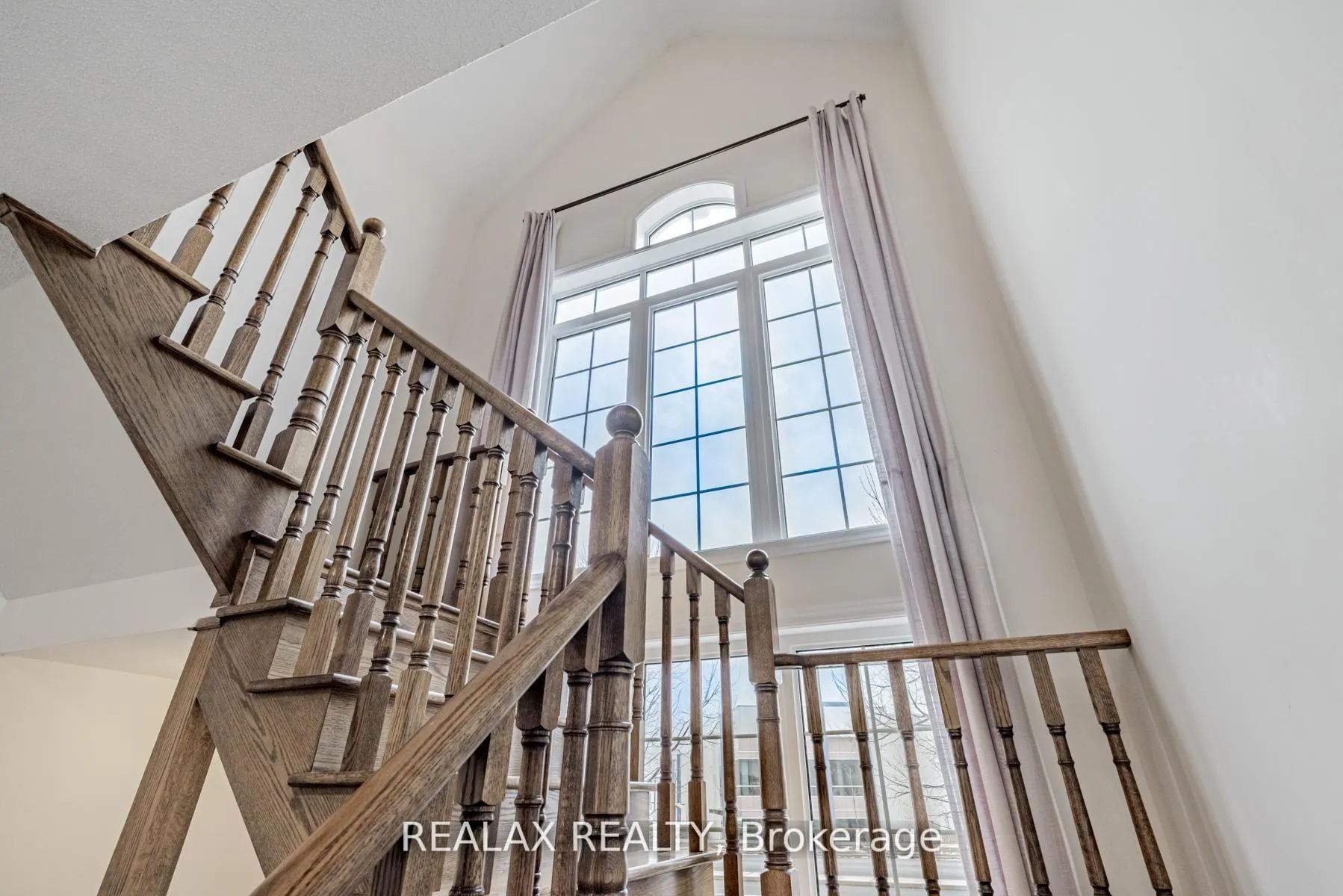 Photo 5 of 143 Livante Court, Markham, Victoria Square — HOMEH