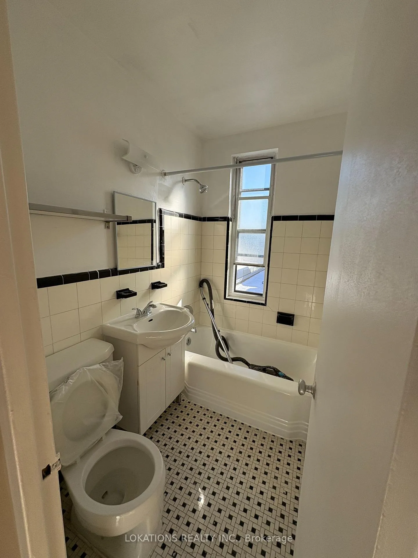 Photo 7 of Unit 313, 2135 Avenue Road, Toronto, Bedford Park-Nortown — HOMEH