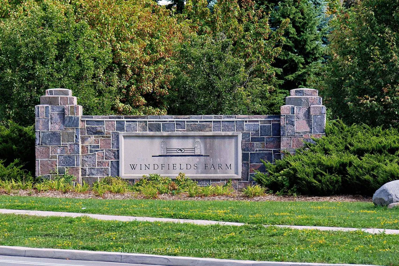 Photo 4 of 28 Norland Circle, Oshawa, Windfields — HOMEH