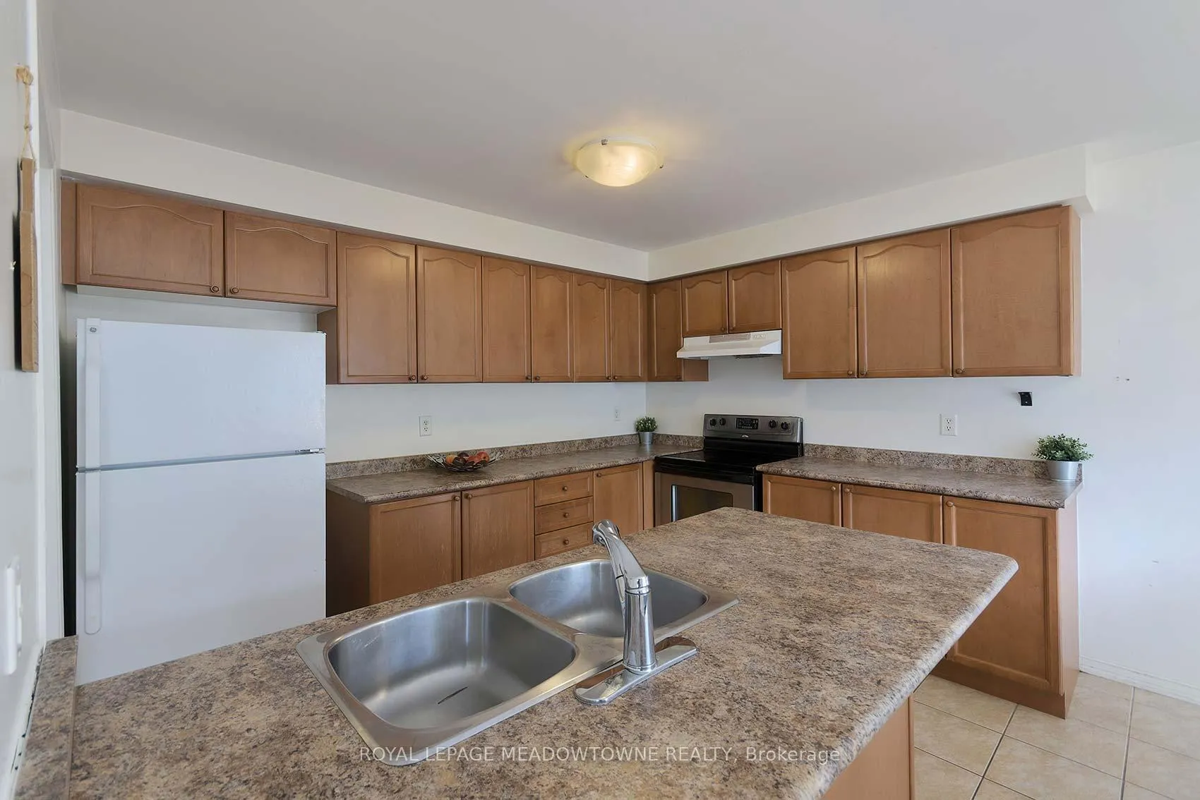 Photo 11 of 28 Norland Circle, Oshawa, Windfields — HOMEH