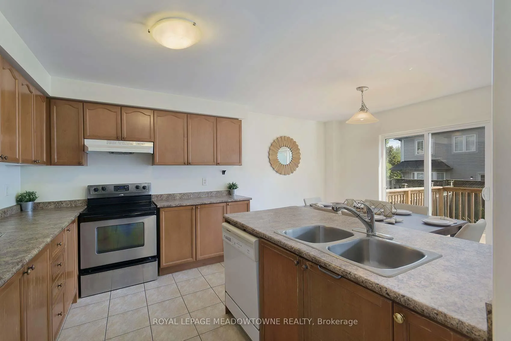 Photo 13 of 28 Norland Circle, Oshawa, Windfields — HOMEH