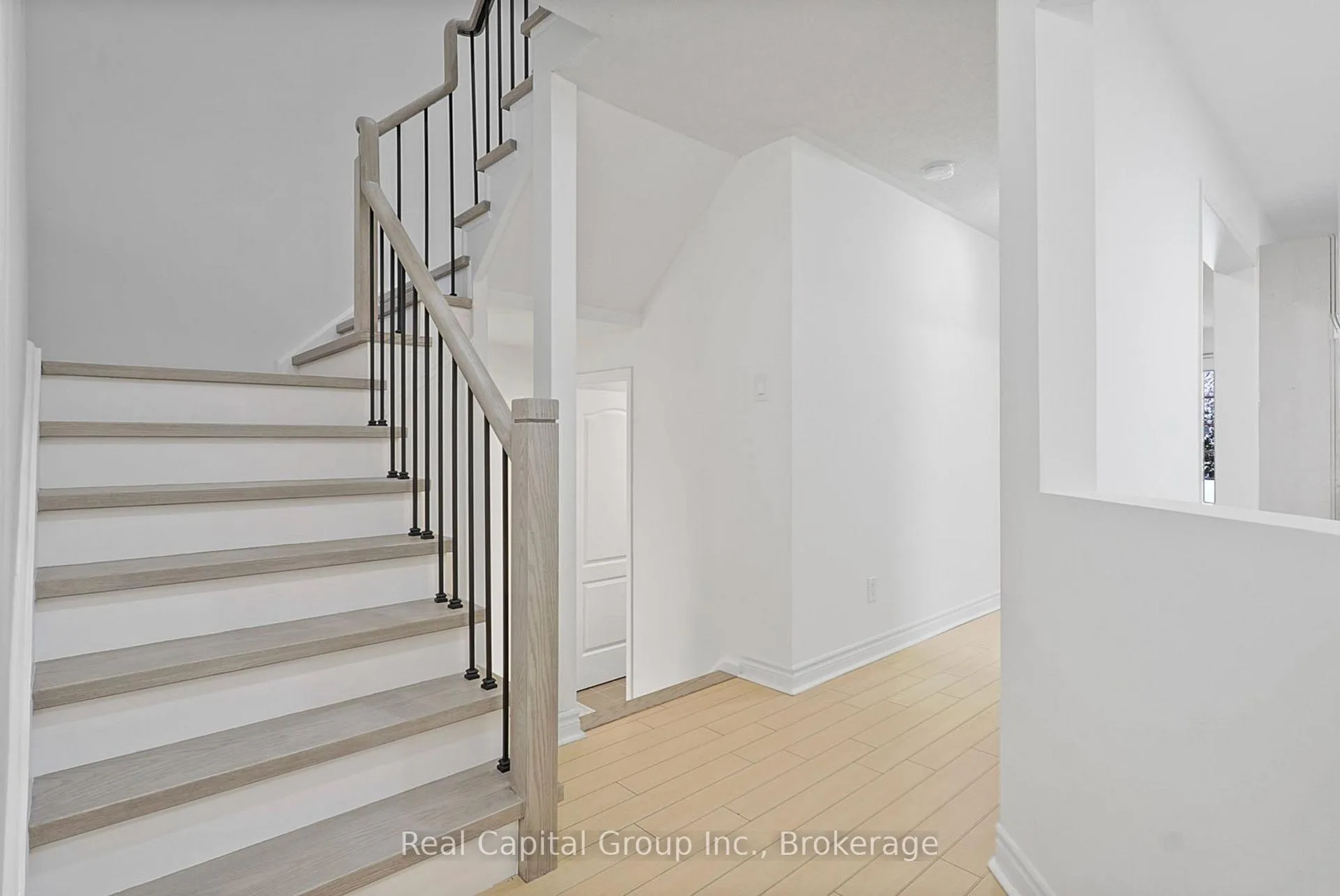 Photo 5 of 95 Alameda Circle E, Vaughan, Beverley Glen — HOMEH
