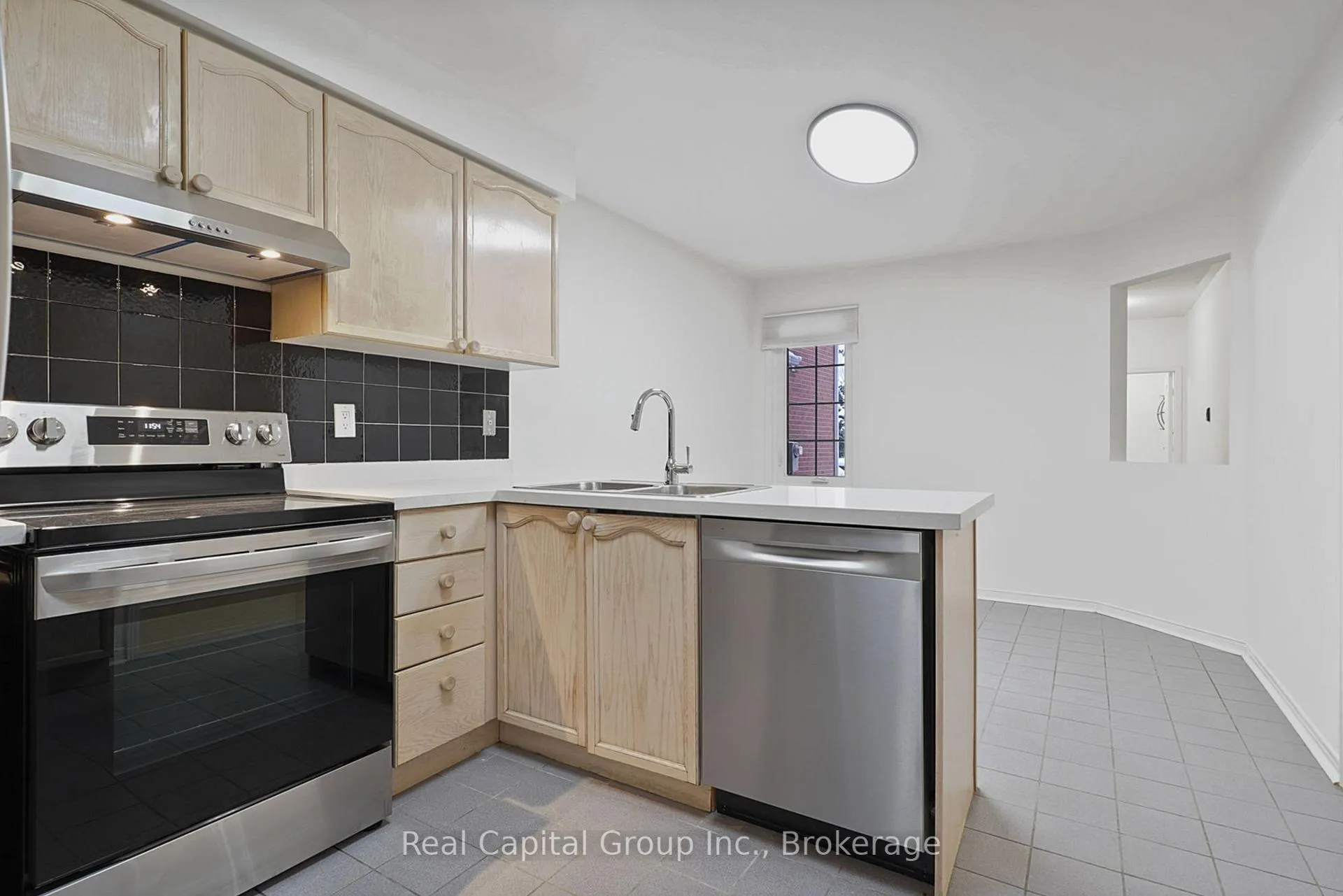 Photo 11 of 95 Alameda Circle E, Vaughan, Beverley Glen — HOMEH