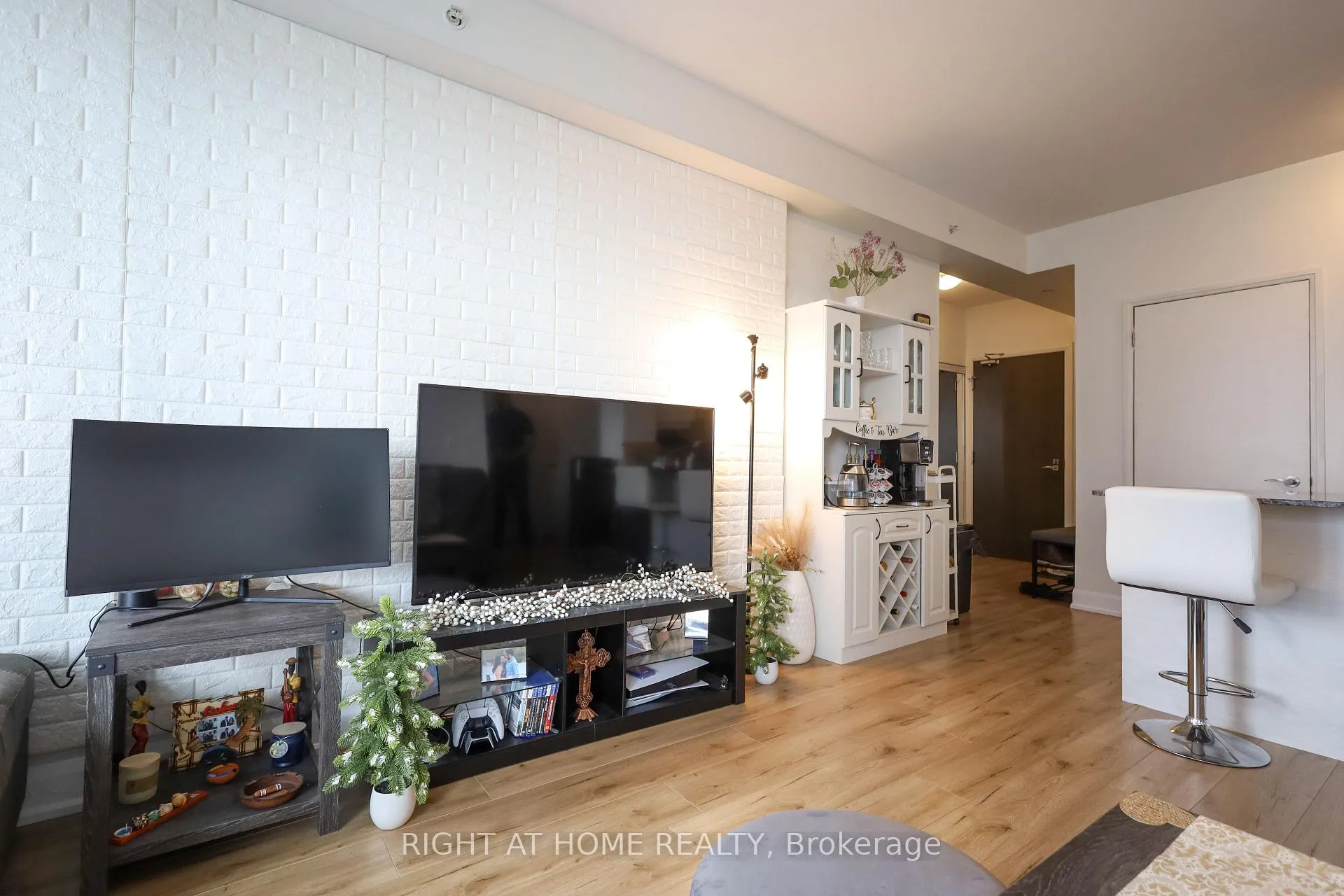 Photo 13 of Unit 3105, 2910 Highway 7 Avenue, Vaughan, Concord — HOMEH