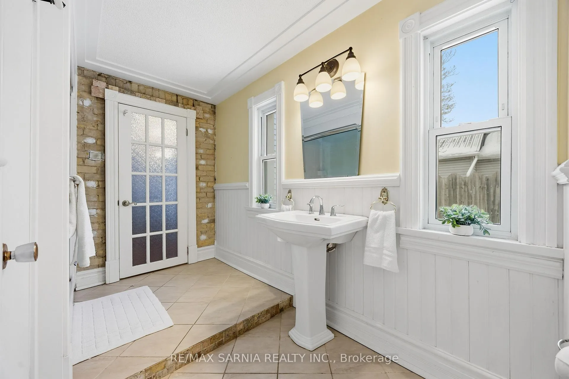 Photo 24 of 216 Vidal Street S, Sarnia — HOMEH